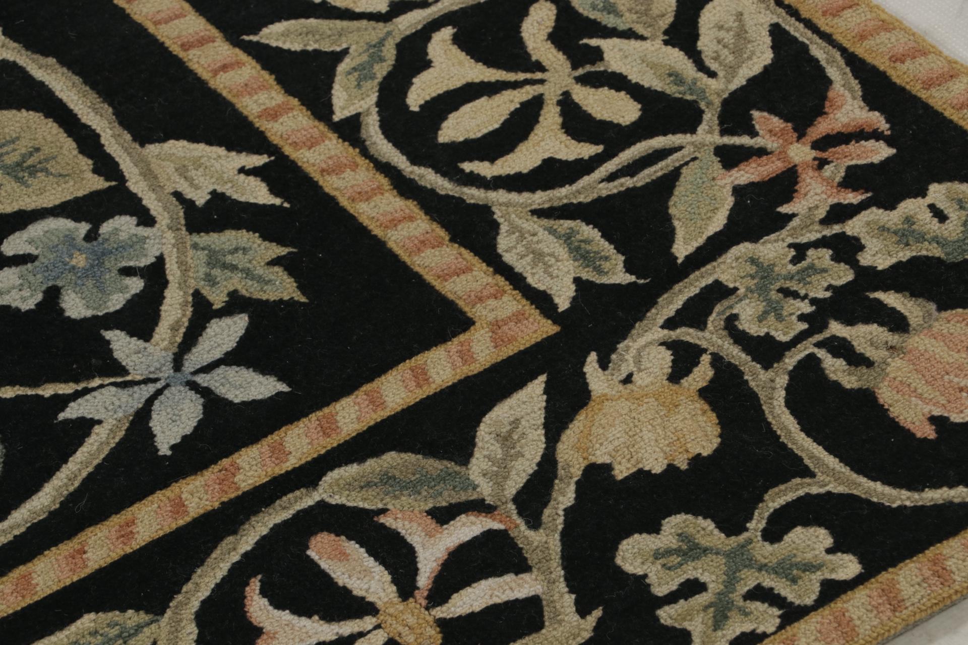 Rug & Kilim's Teppich im europäischen Stil in Schwarz mit beigefarbenen und grünen Blumenmustern (21. Jahrhundert und zeitgenössisch) im Angebot