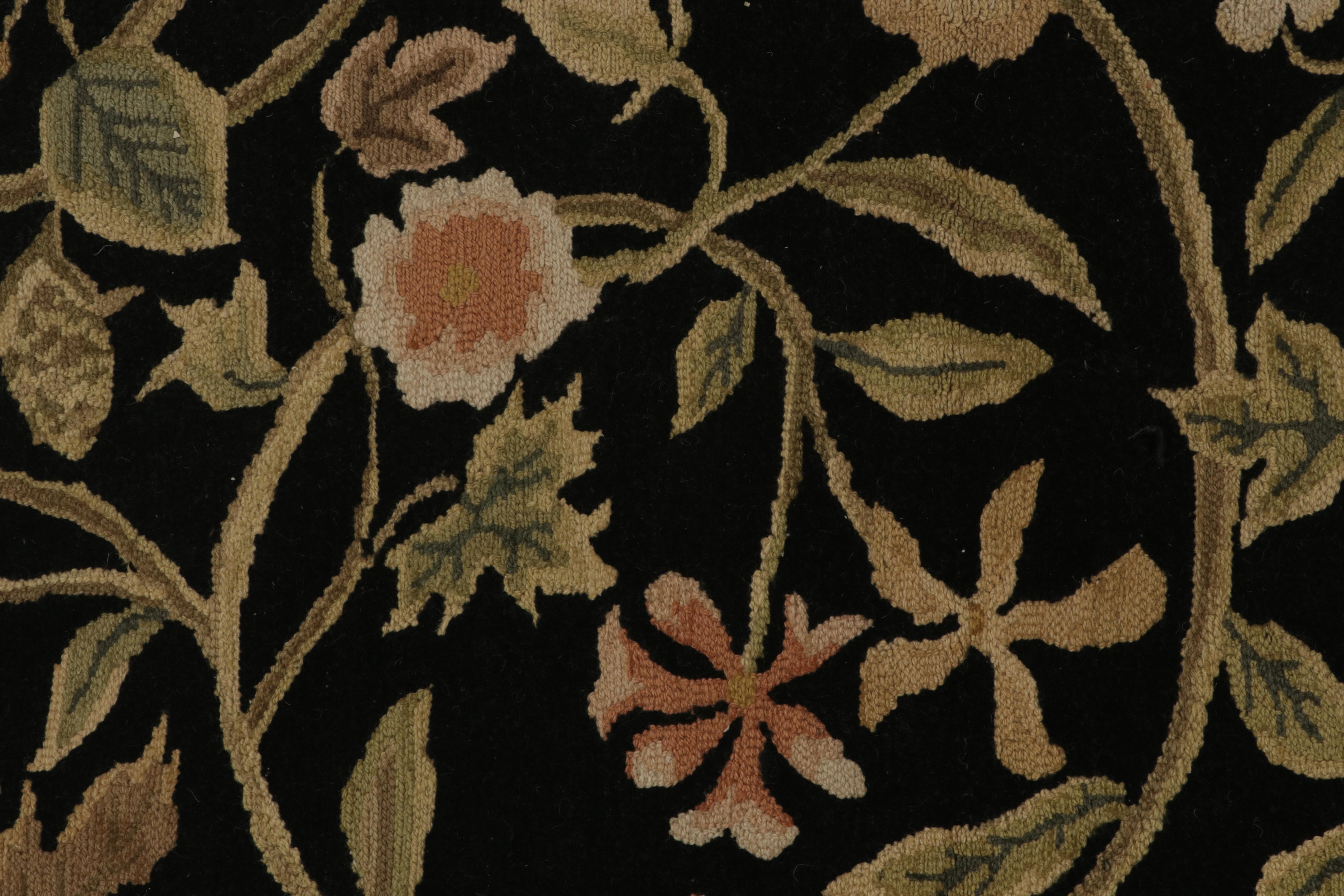 Rug & Kilim's Teppich im europäischen Stil in Schwarz mit beigefarbenen und grünen Blumenmustern (21. Jahrhundert und zeitgenössisch) im Angebot