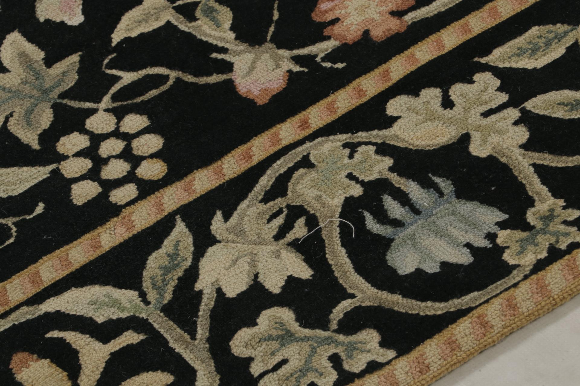 Rug & Kilim's Teppich im europäischen Stil in Schwarz mit beigefarbenen und grünen Blumenmustern (Wolle) im Angebot