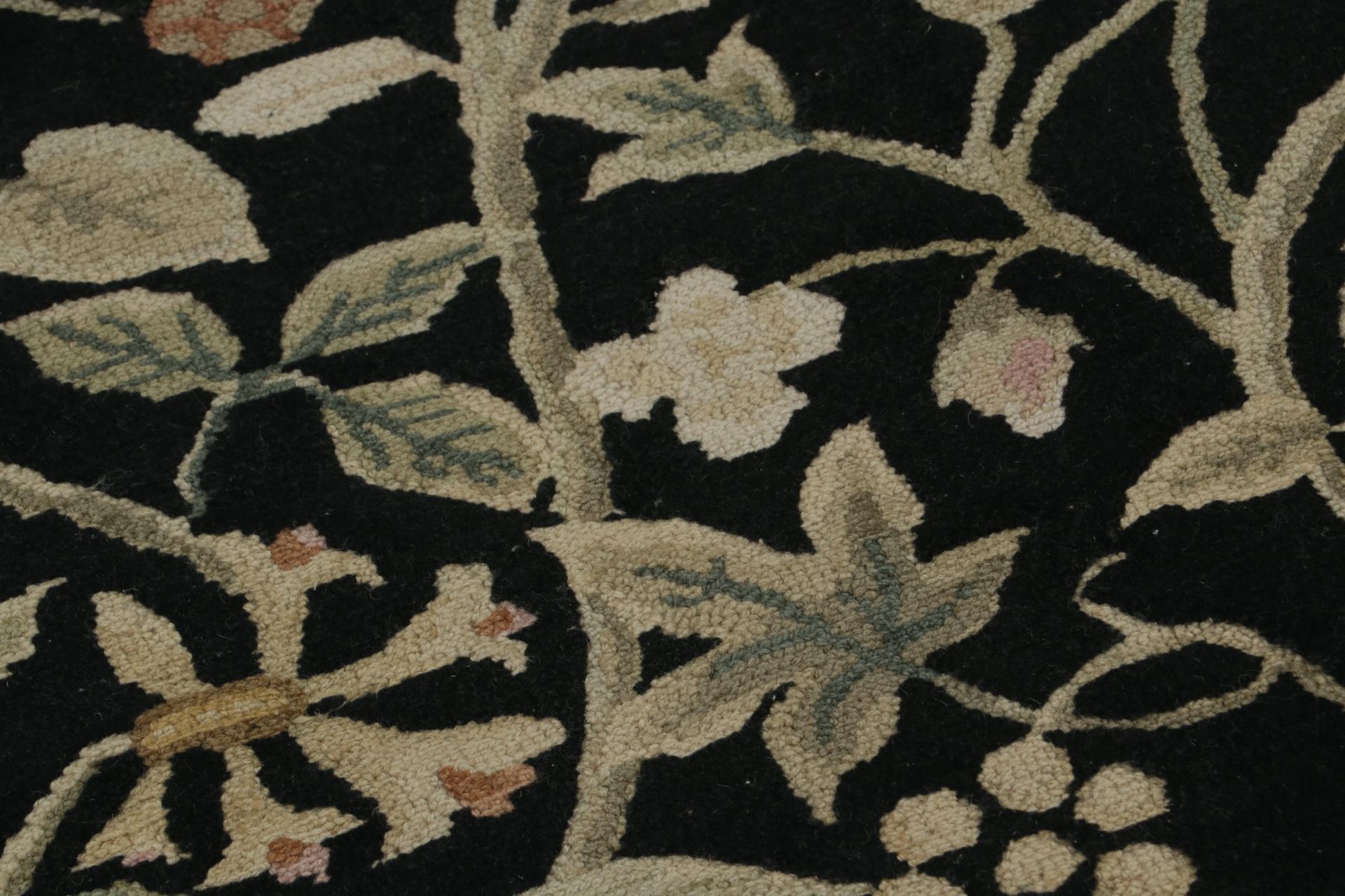 Rug & Kilim's Teppich im europäischen Stil in Schwarz mit beigefarbenen und grünen Blumenmustern im Angebot 1