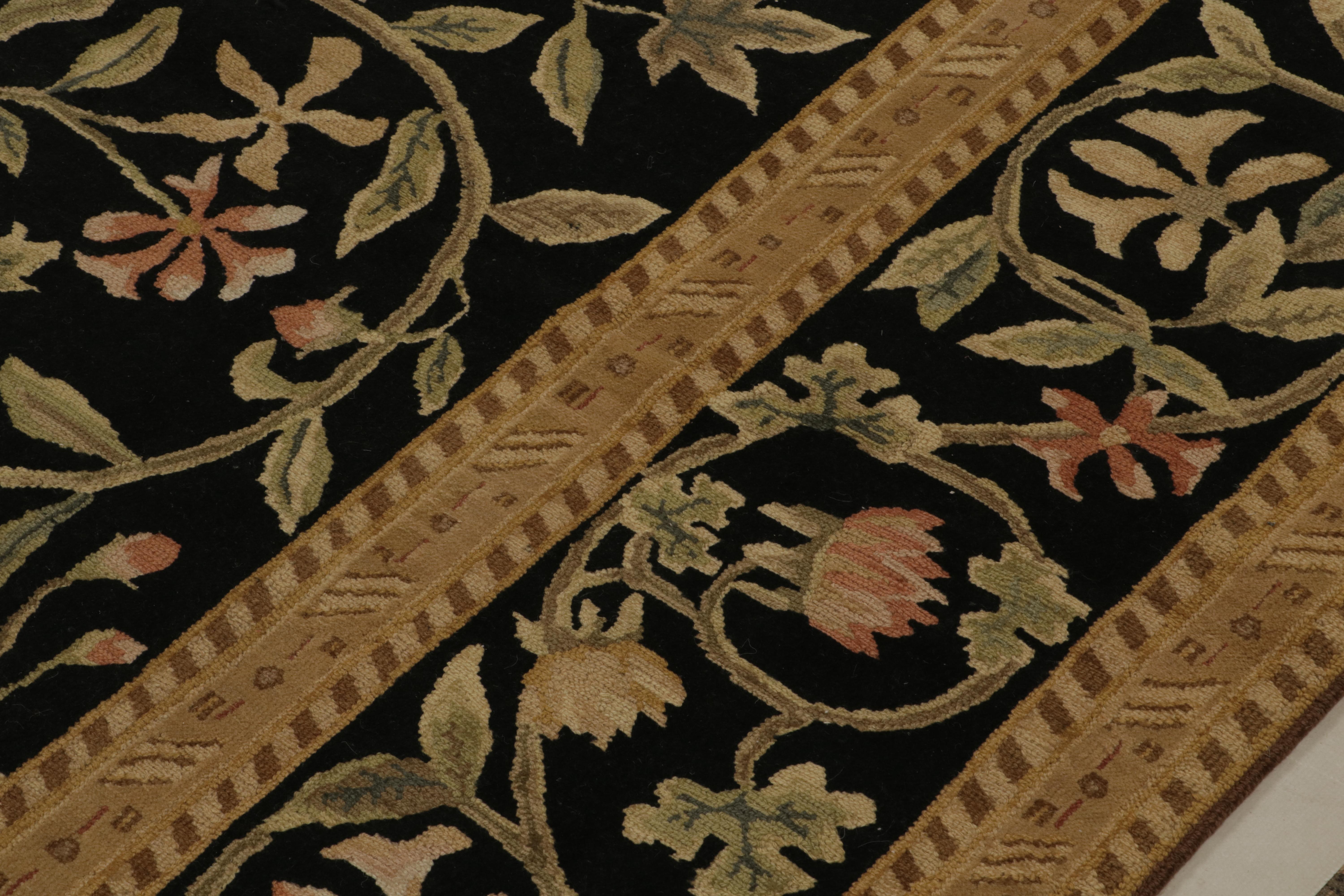 Rug & Kilim's Teppich im europäischen Stil in Schwarz mit beigefarbenen und grünen Blumenmustern im Angebot 1