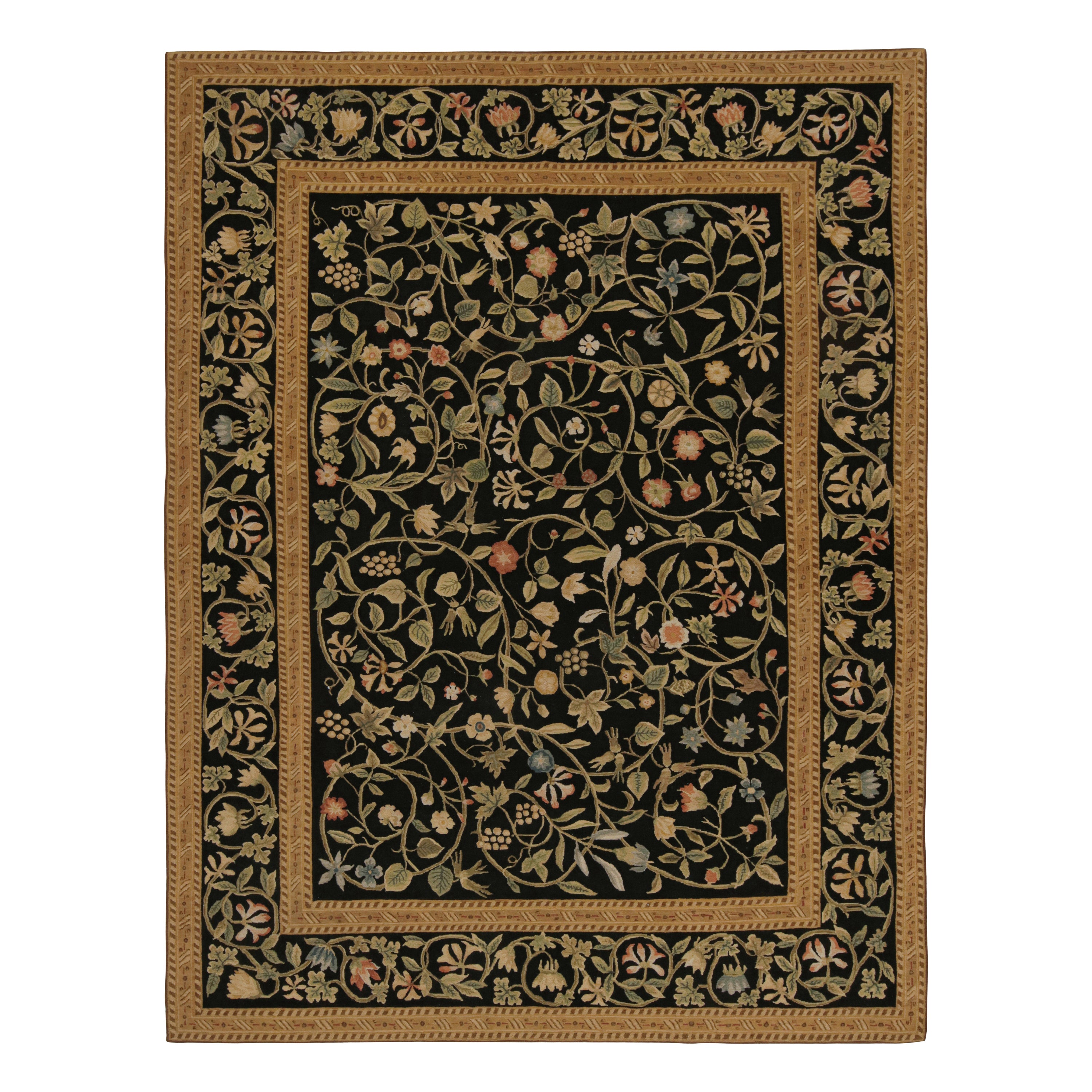 Rug & Kilim è un tappeto in stile europeo di colore nero con motivi floreali beige e verdi