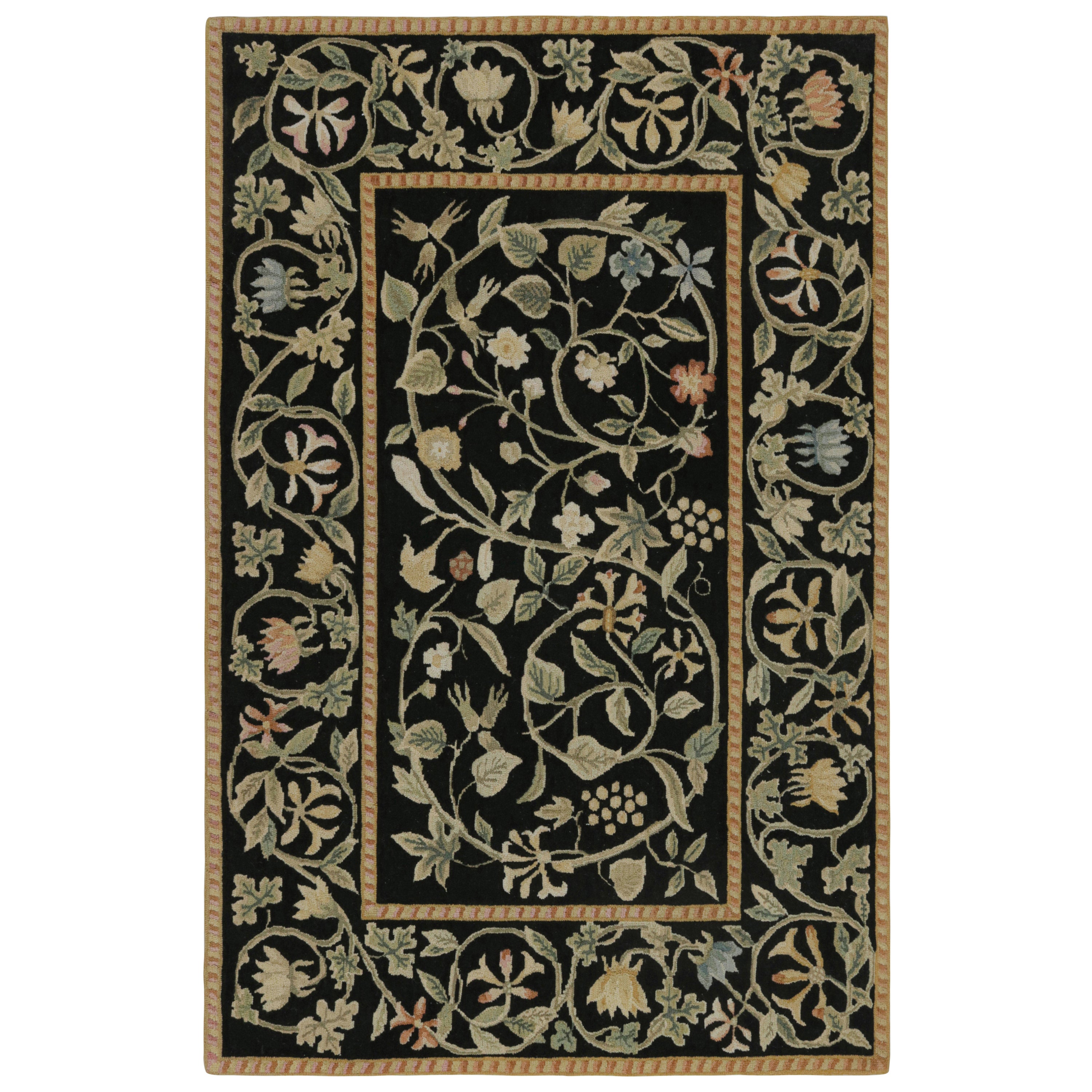 Rug & Kilim è un tappeto in stile europeo di colore nero con motivi floreali beige e verdi