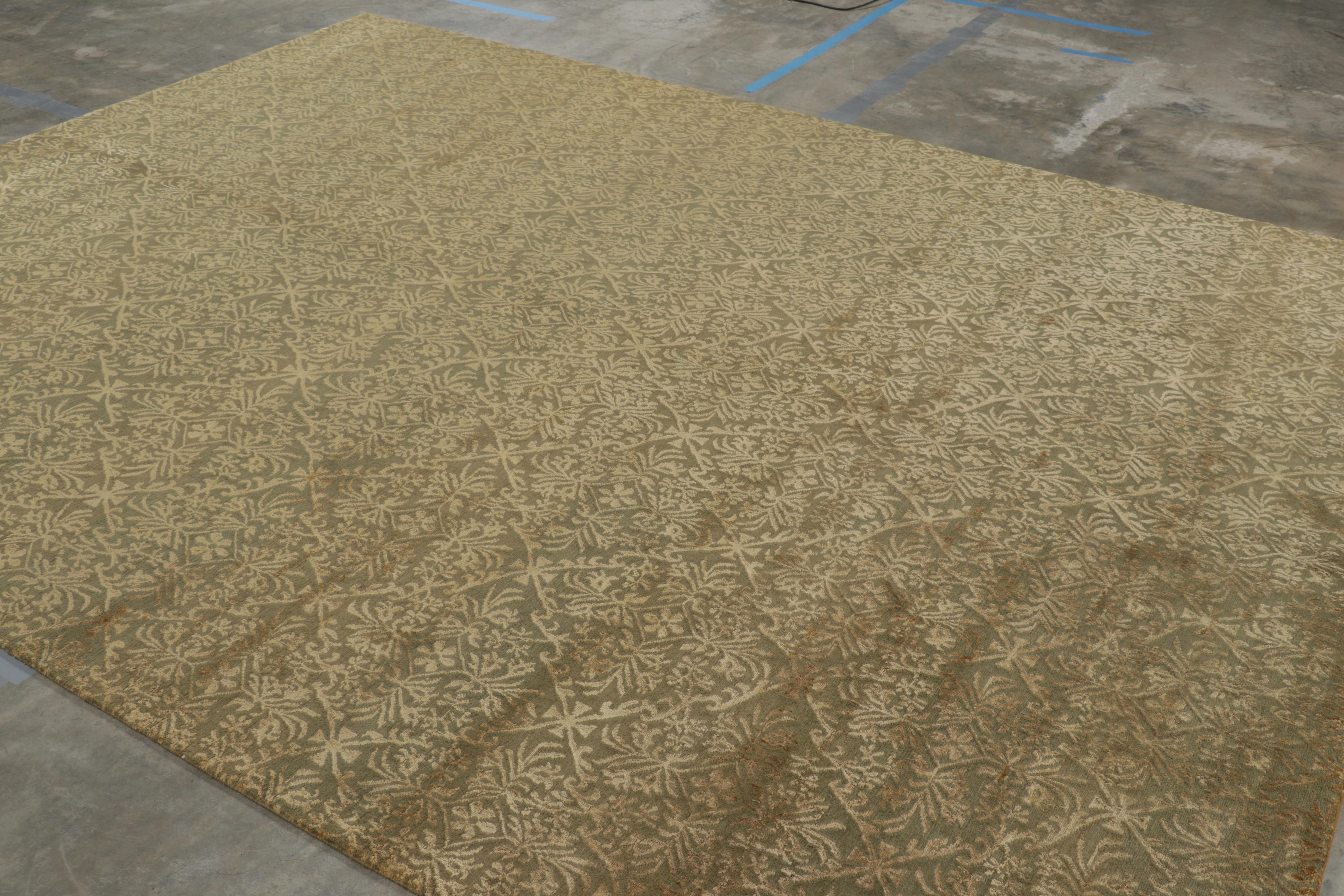 Rug & Kilim's Europäischer Stil Teppich in Brown und Gold Blumen Cordoba (Oushak) im Angebot