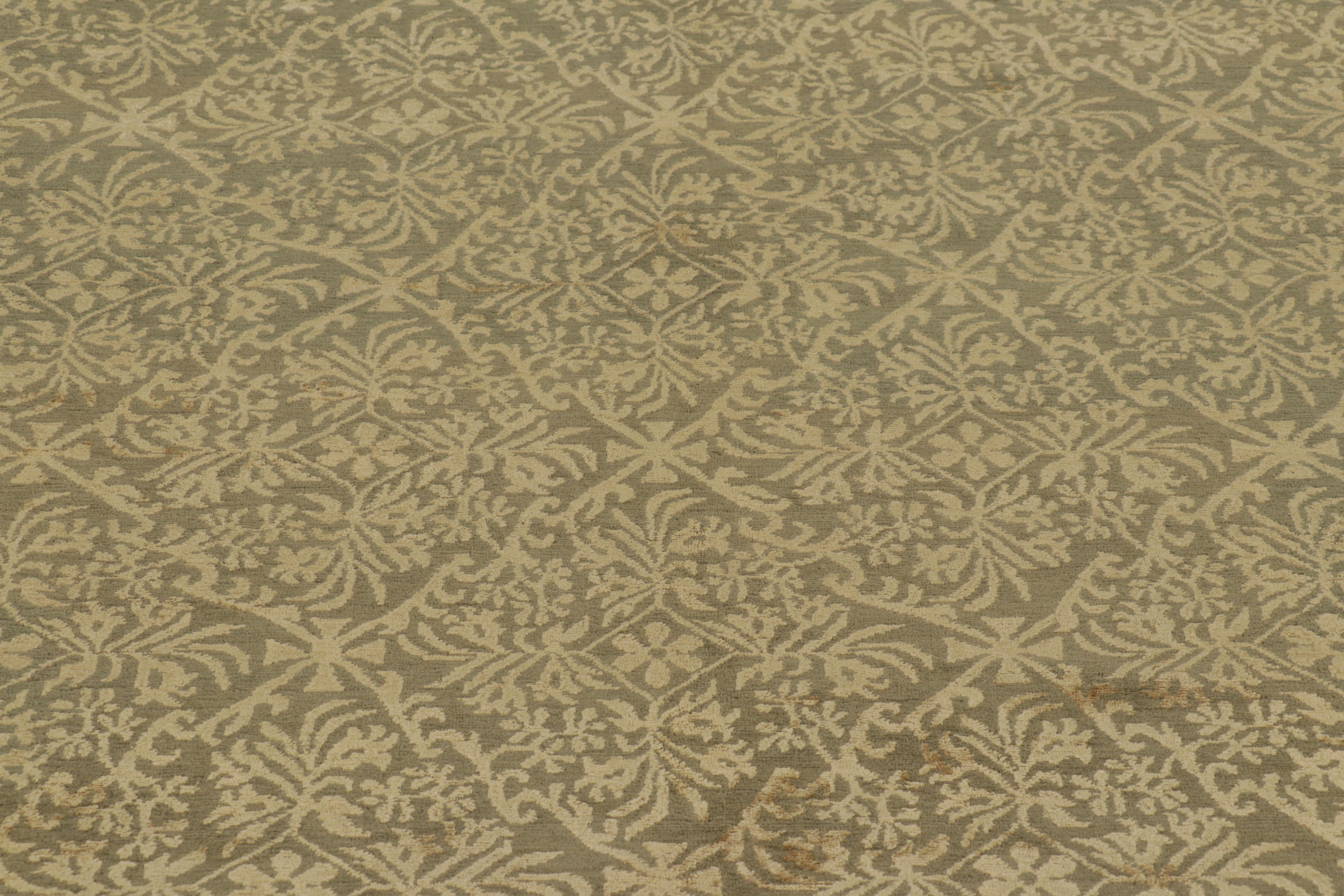 Rug & Kilim's Europäischer Stil Teppich in Brown und Gold Blumen Cordoba (Handgeknüpft) im Angebot