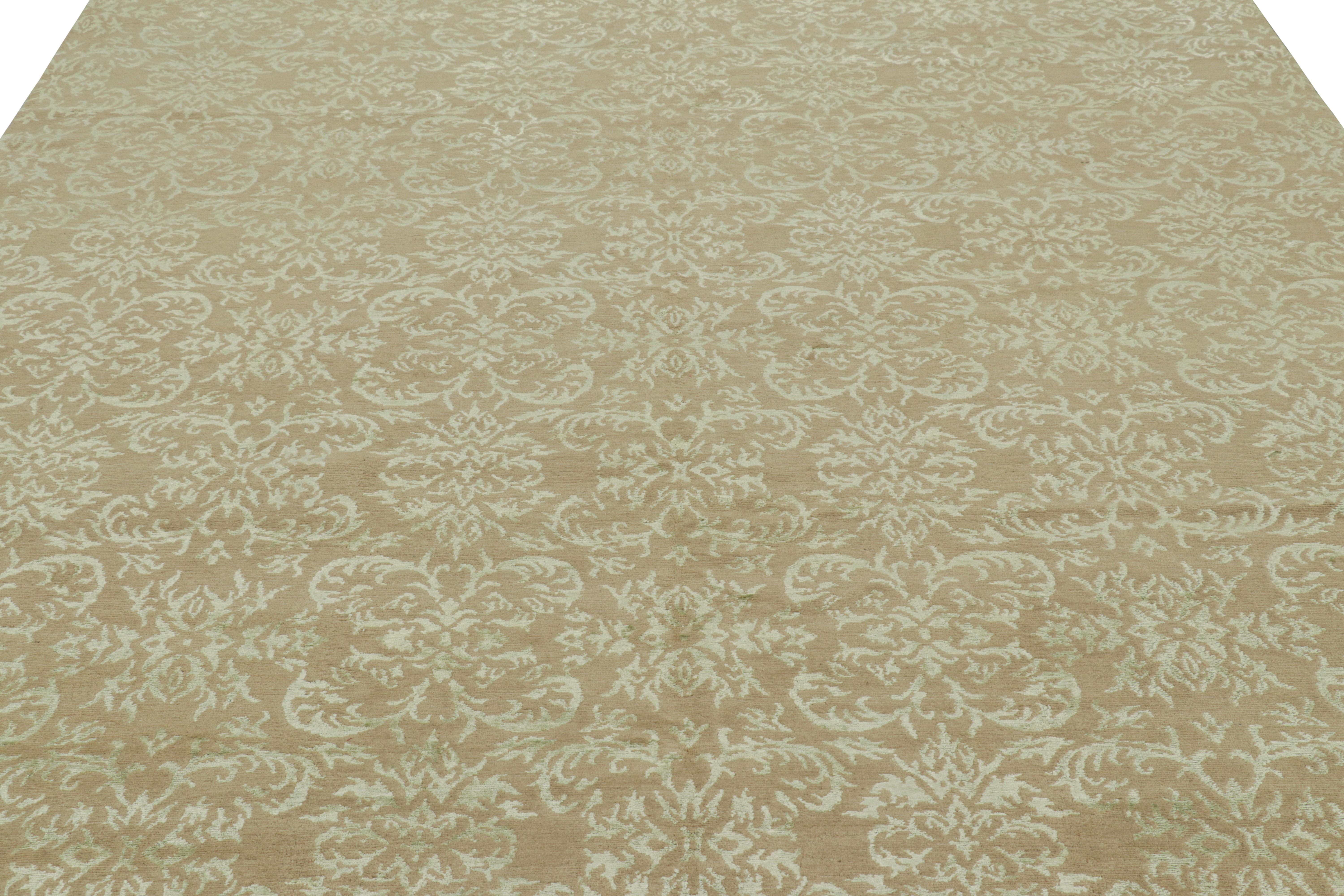 Noué à la main en laine et en soie dans notre velours népalais le plus luxueux, ce tapis de transition 8x10 vient s'ajouter à la collection de tapis européens de Rug & Kilim.

Sur le Design : 

Les admirateurs de l'artisanat et les collectionneurs