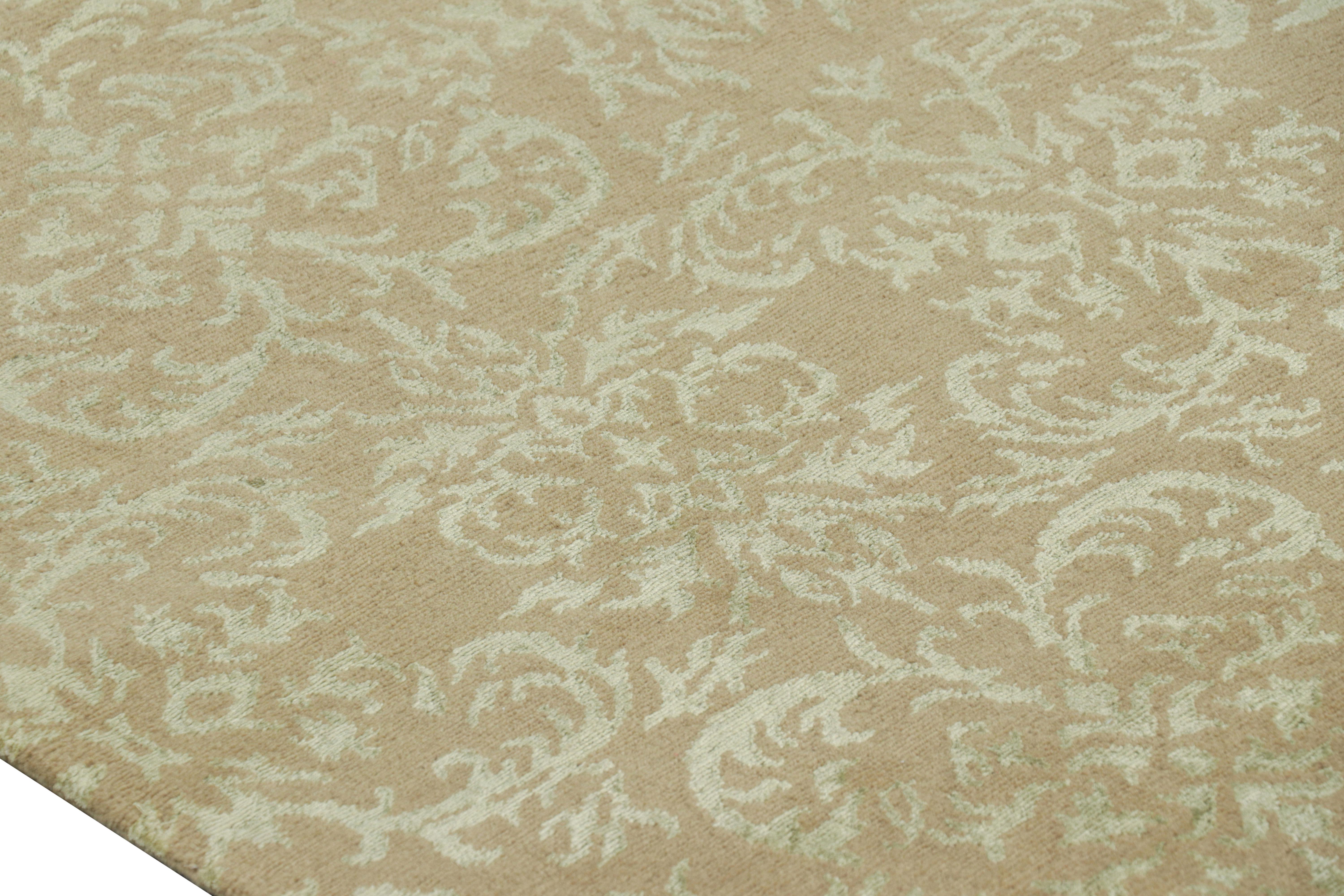 Népalais Rug & Kilim's European Style Rug in Brown with Arabesque Patterns in Pale Green (tapis de style européen en brun avec des motifs arabesques en vert pâle) en vente