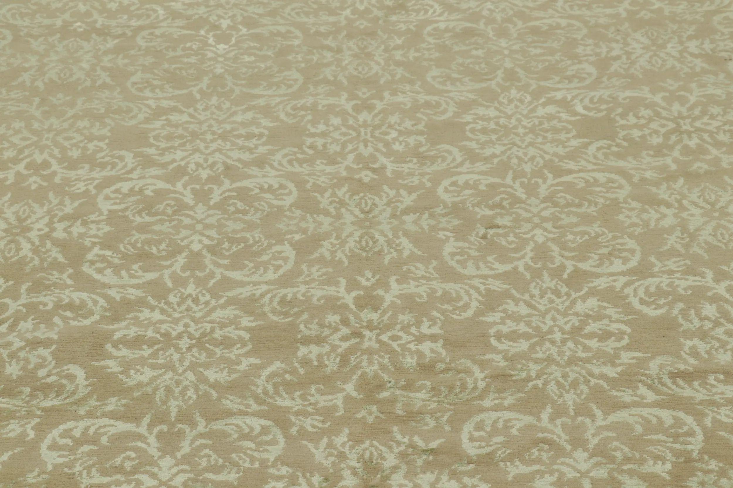 Rug & Kilim's Teppich im europäischen Stil in Brown mit arabesken Mustern in blassem Grün (Nepalesisch) im Angebot