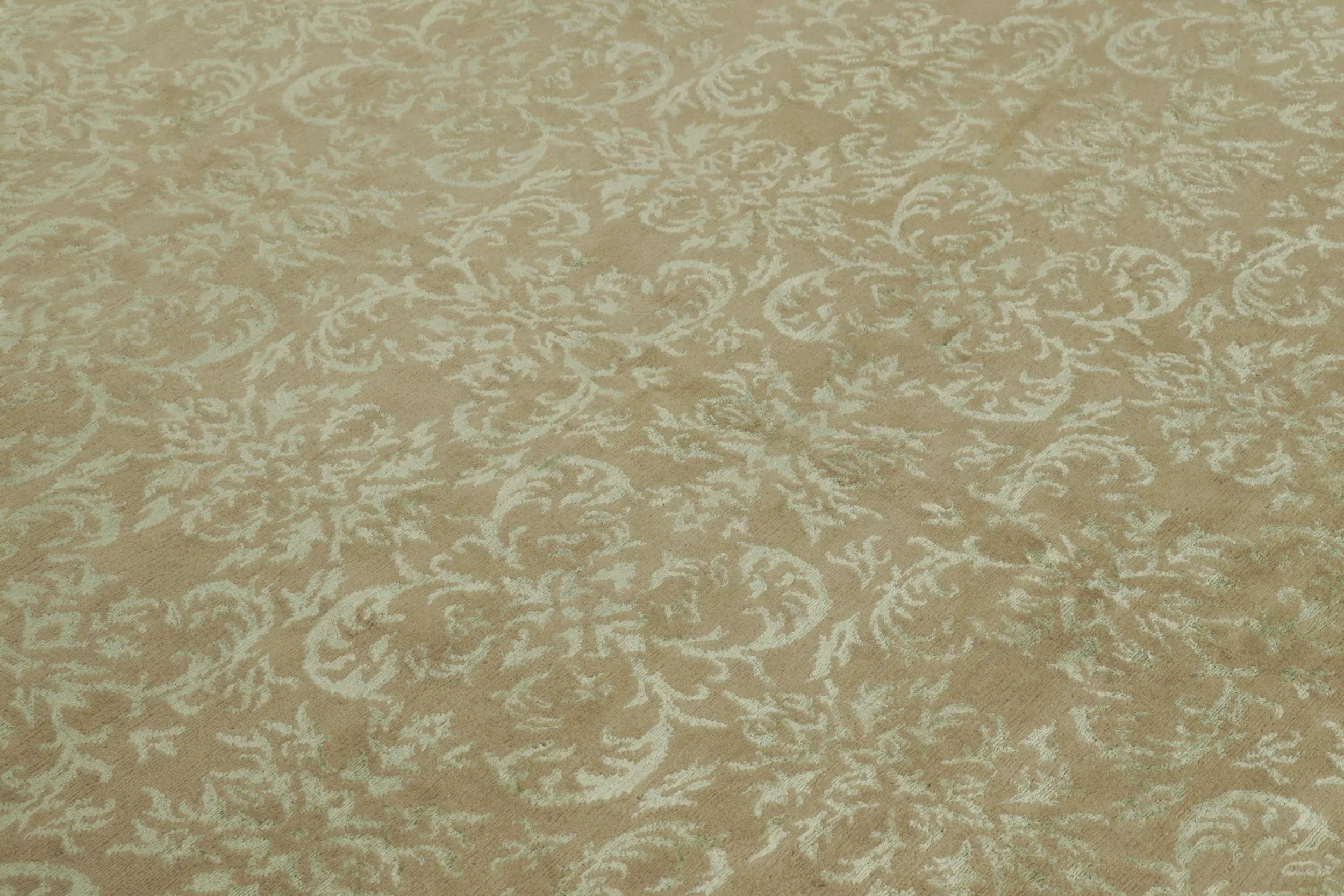 Népalais Rug & Kilim's European Style Rug in Brown with Arabesque Patterns in Pale Green (tapis de style européen en brun avec des motifs arabesques en vert pâle) en vente