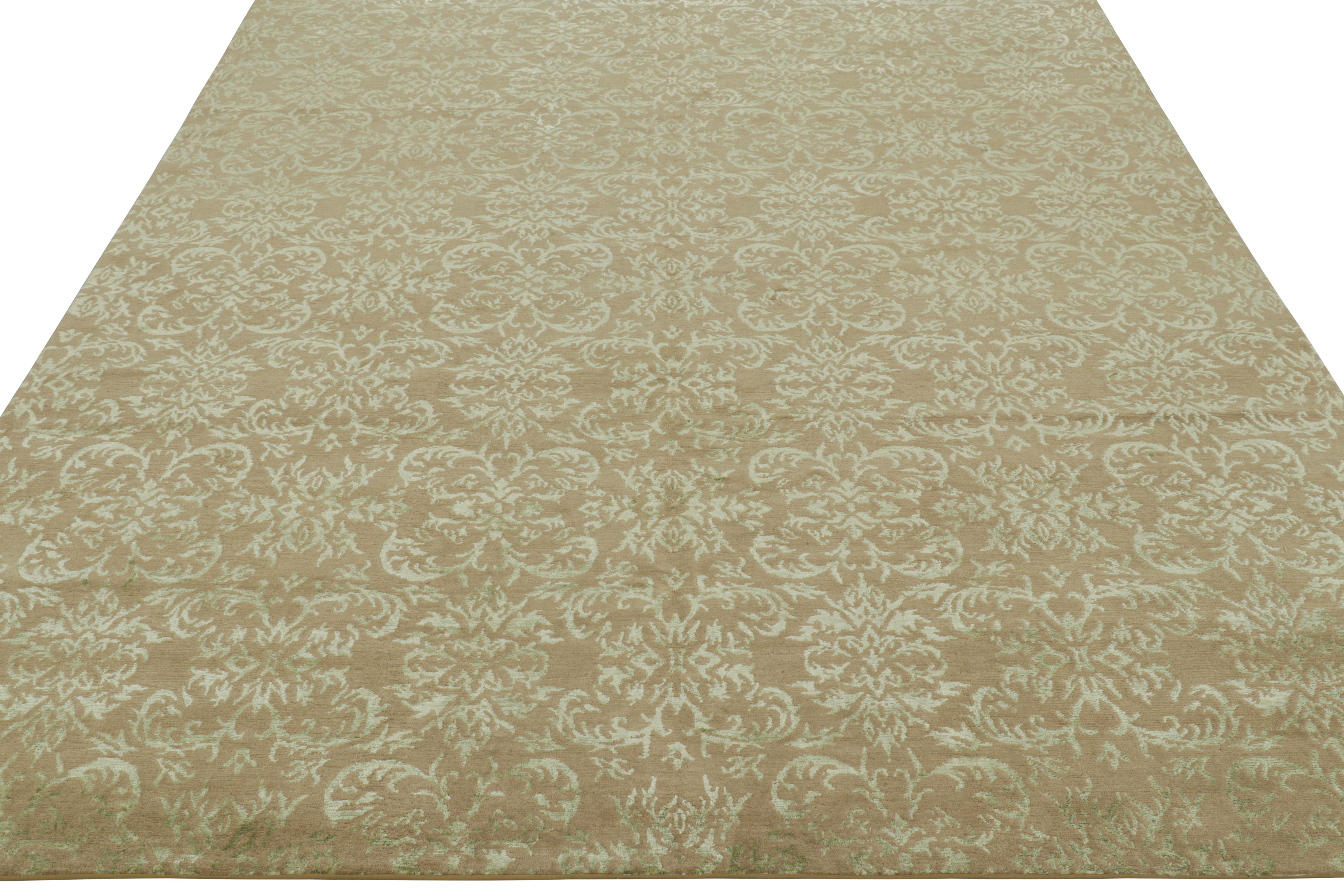 Noué à la main Rug & Kilim's European Style Rug in Brown with Arabesque Patterns in Pale Green (tapis de style européen en brun avec des motifs arabesques en vert pâle) en vente