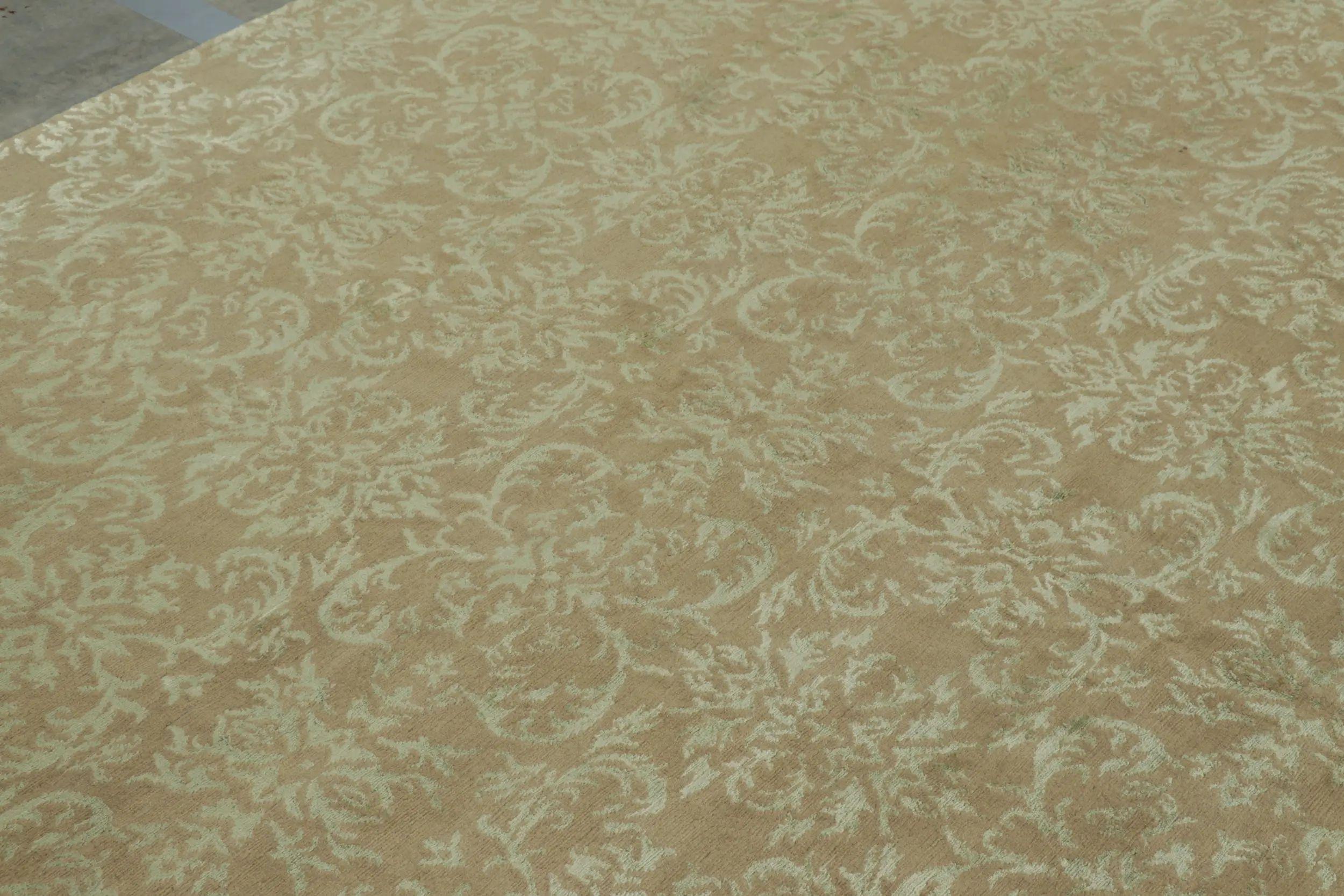 Rug & Kilim's Teppich im europäischen Stil in Brown mit arabesken Mustern in blassem Grün (21. Jahrhundert und zeitgenössisch) im Angebot