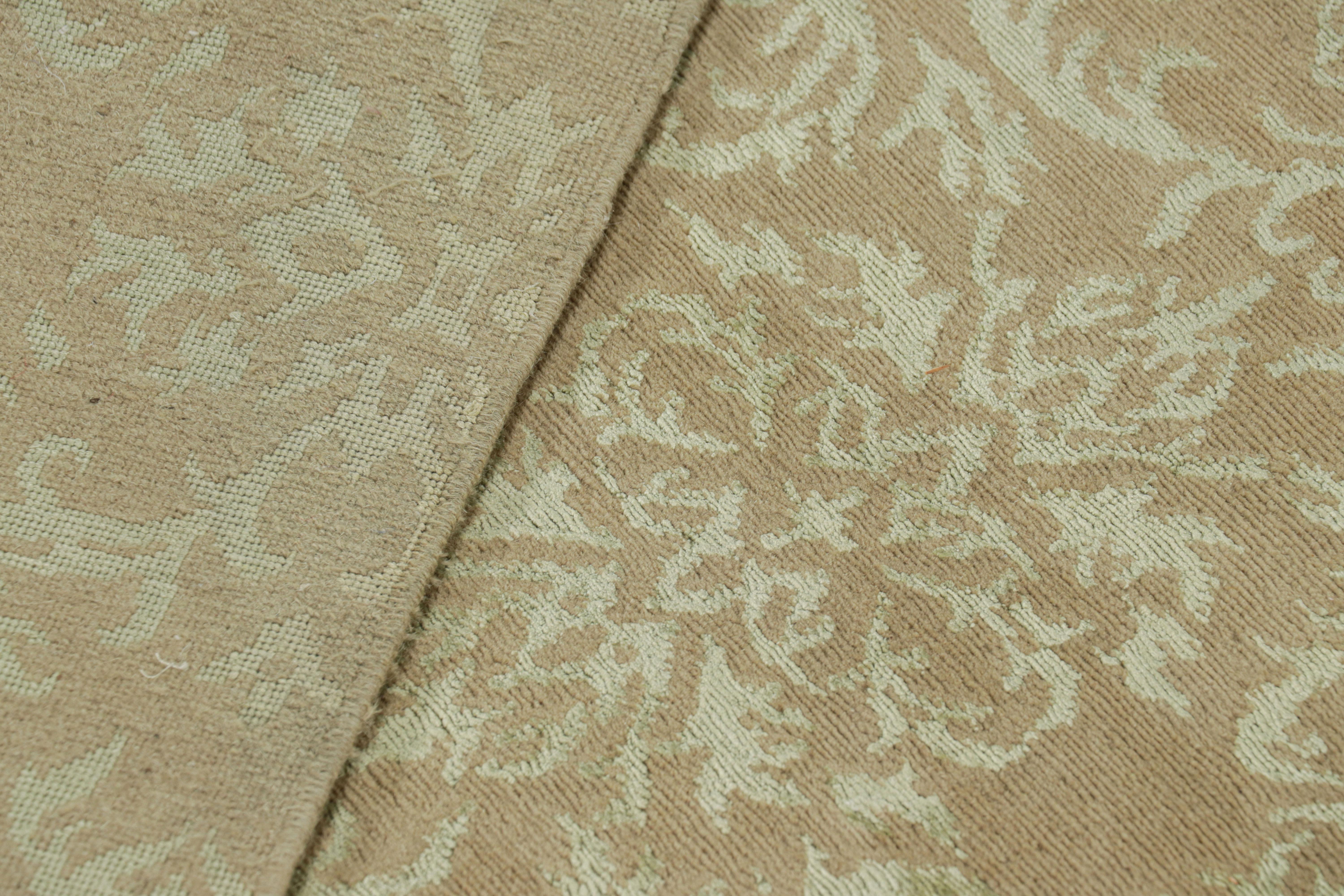 Rug & Kilim's Teppich im europäischen Stil in Brown mit arabesken Mustern in blassem Grün (Wolle) im Angebot