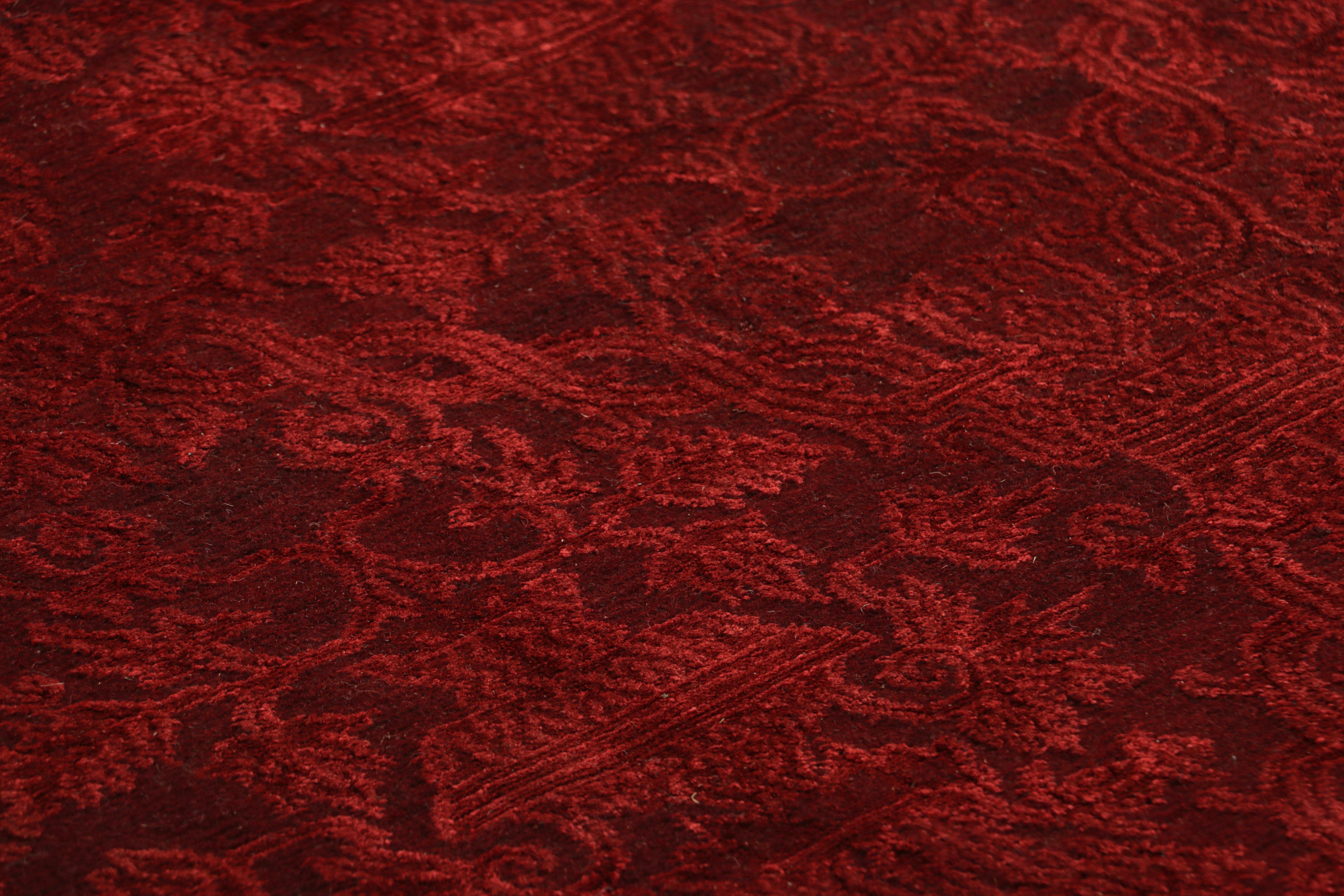 Fabriqué avec de la laine et de la soie nouées à la main dans un luxueux velours népalais, ce tapis contemporain 4x6 est un nouvel ajout à la collection de tapis européens de Rug & Kilim - un design riche et royal inspiré par les tapis et textiles