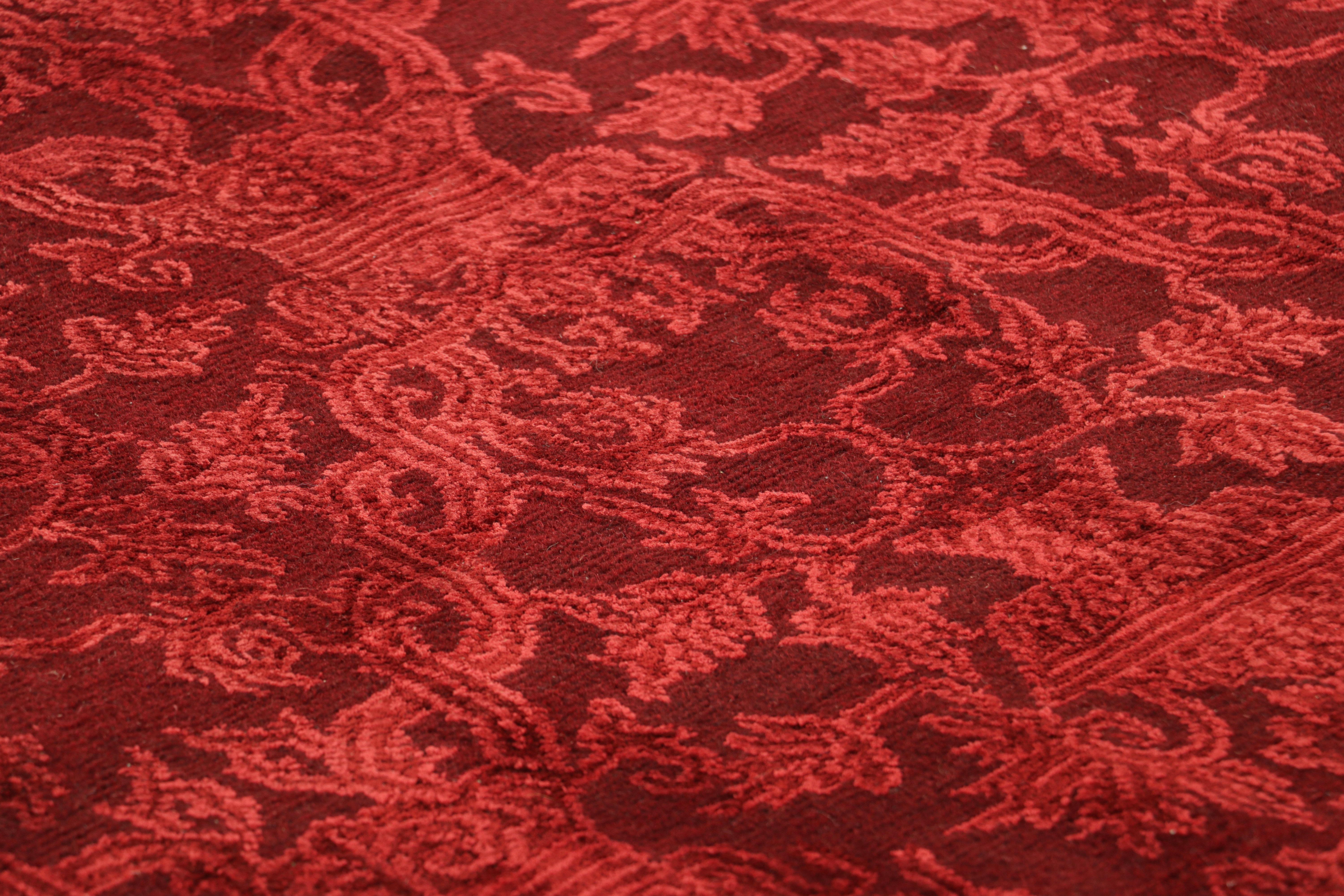 Fabriqué avec de la laine et de la soie nouées à la main dans un luxueux velours népalais, ce tapis contemporain 3x4 de taille cadeau est un nouvel ajout à la collection de tapis européens de Rug & Kilim - un design riche et royal inspiré par les