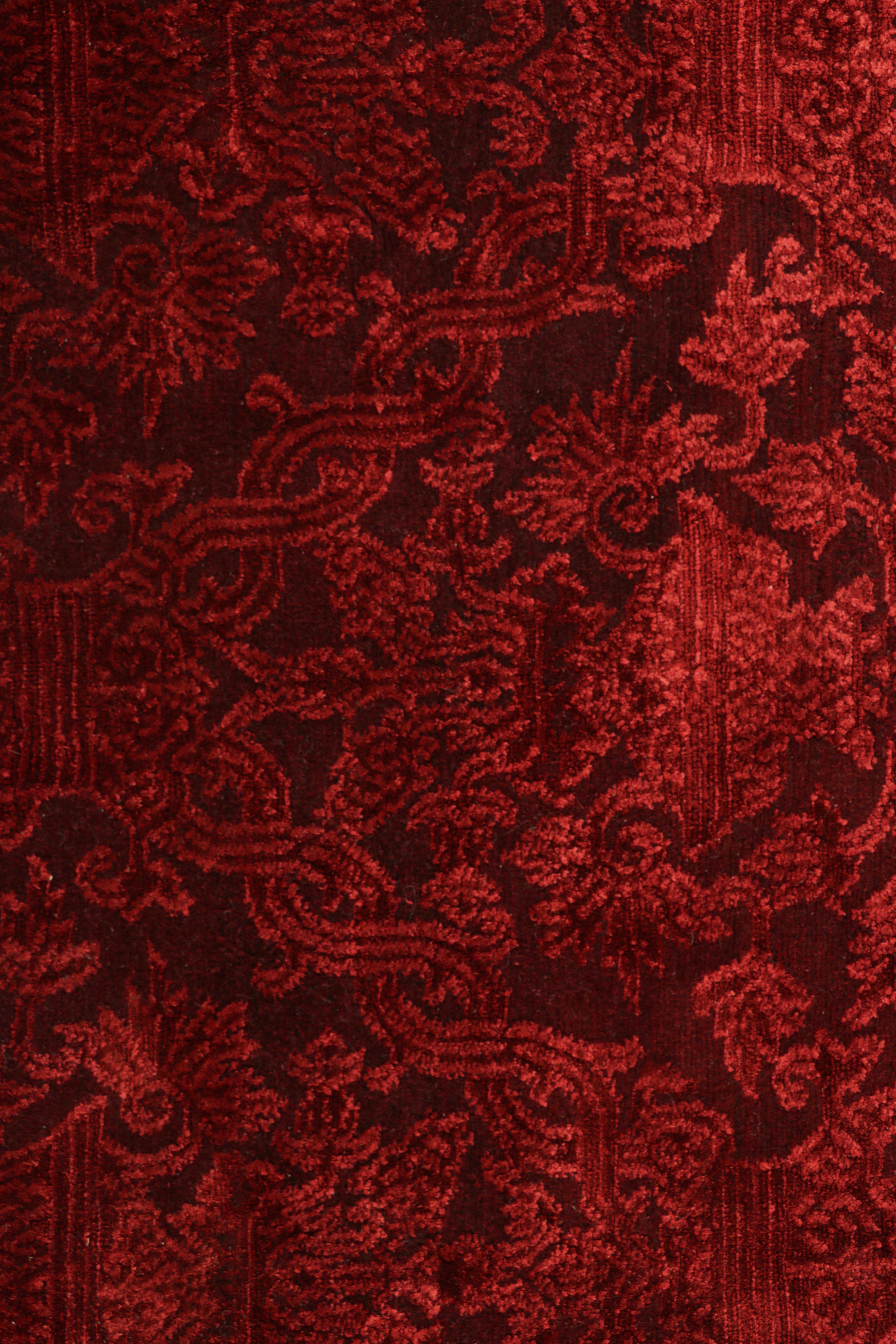 Népalais Rug & Kilim's European Style Rug in Burgundy with Floral Patterns (tapis de style européen à motifs floraux) en vente