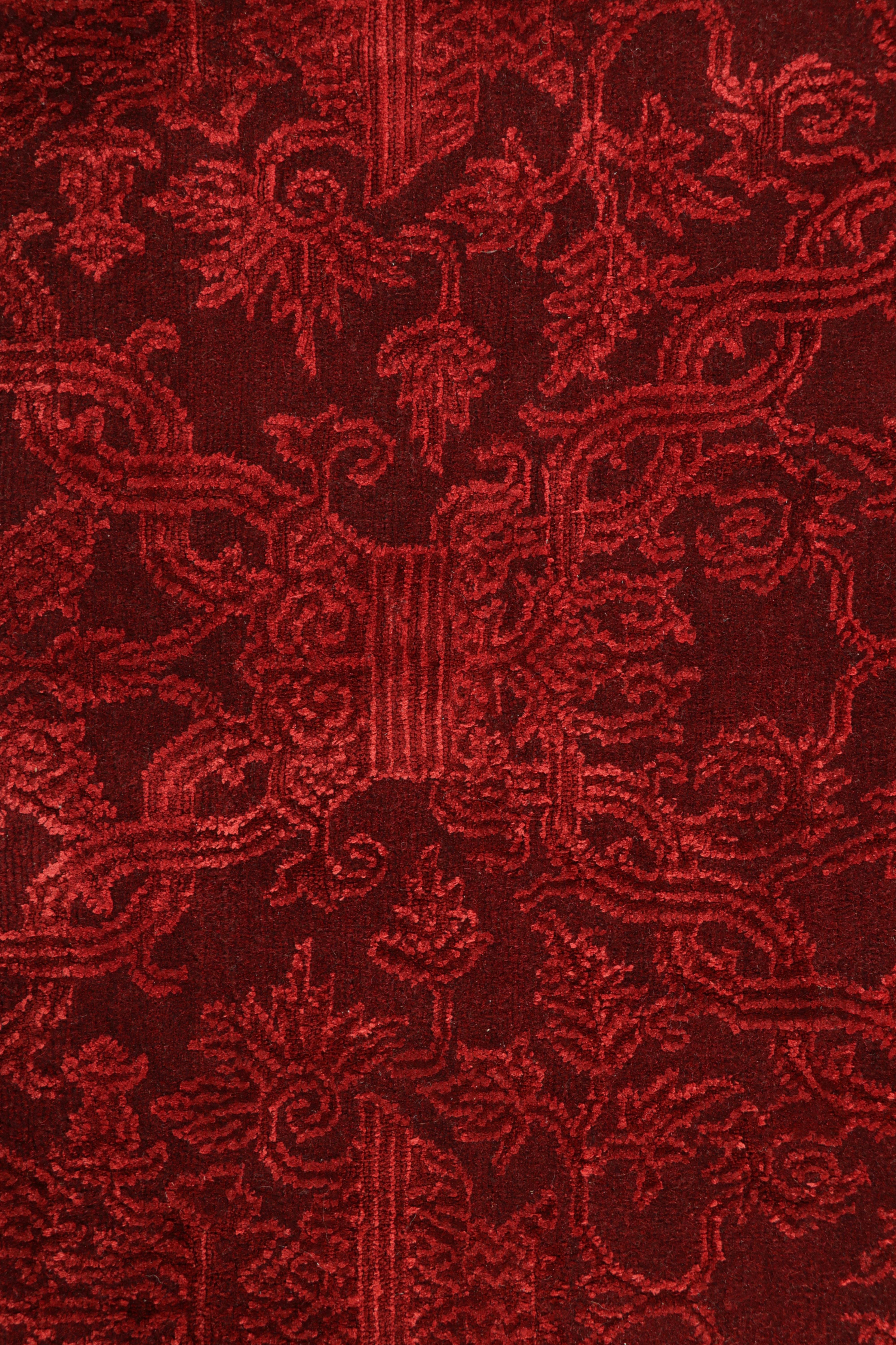 Népalais Rug & Kilim's European Style Rug in Burgundy with Floral Patterns (tapis de style européen à motifs floraux) en vente