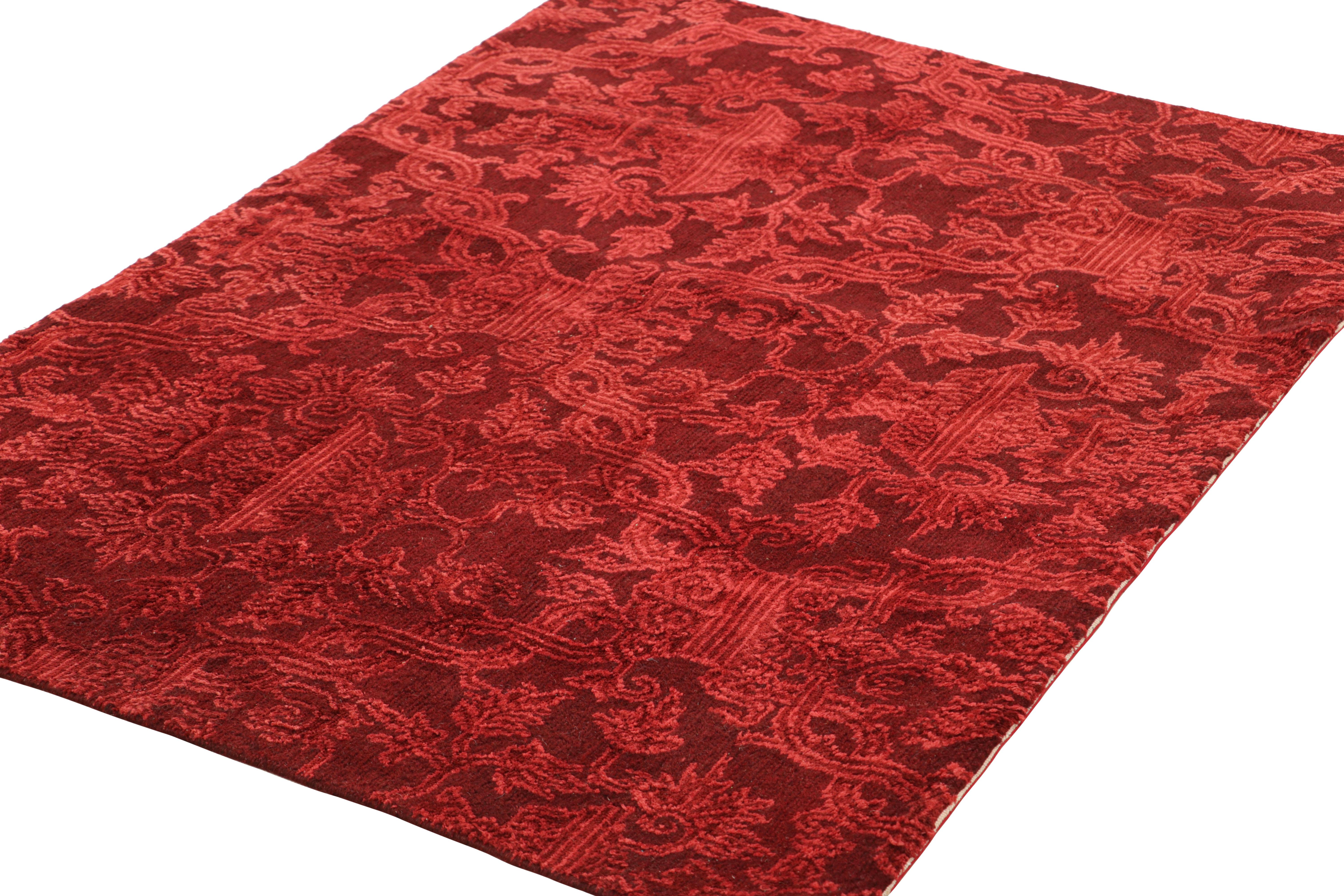 Noué à la main Rug & Kilim's European Style Rug in Burgundy with Floral Patterns (tapis de style européen à motifs floraux) en vente