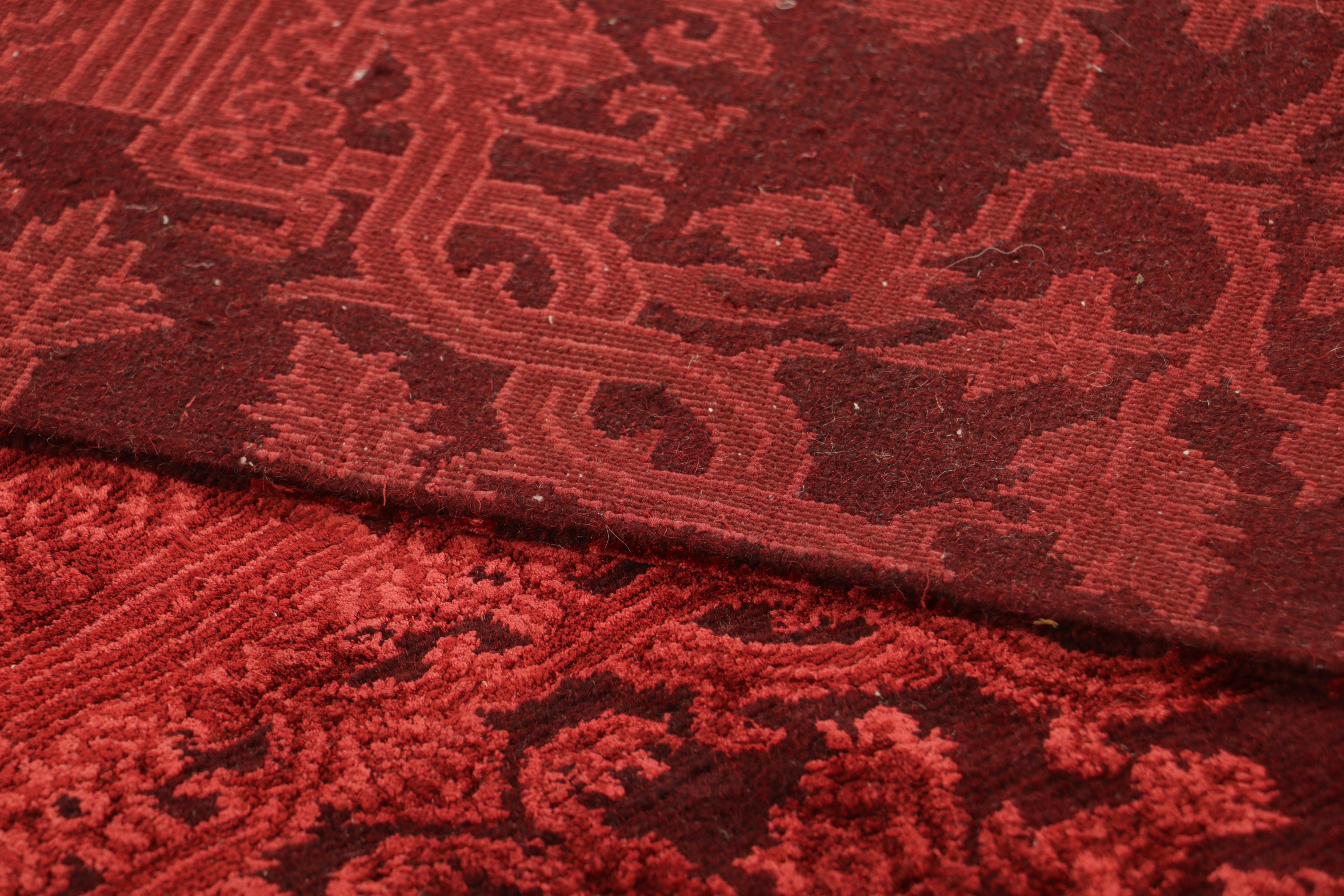 Laine Rug & Kilim's European Style Rug in Burgundy with Floral Patterns (tapis de style européen à motifs floraux) en vente