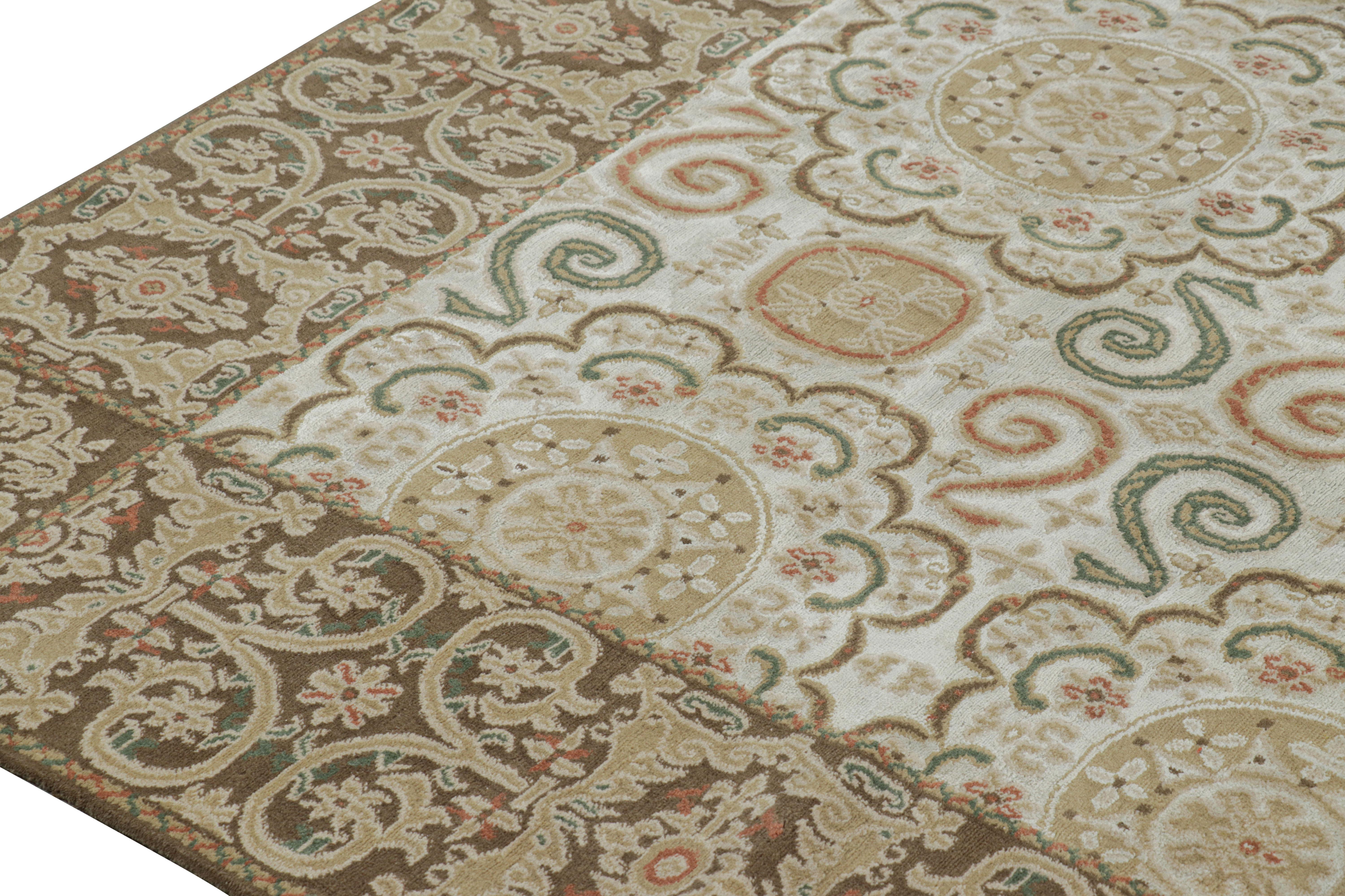 Nepalese Rug & Kilim è un tappeto in stile europeo in bianco-crema con medaglioni in verde e beige in vendita