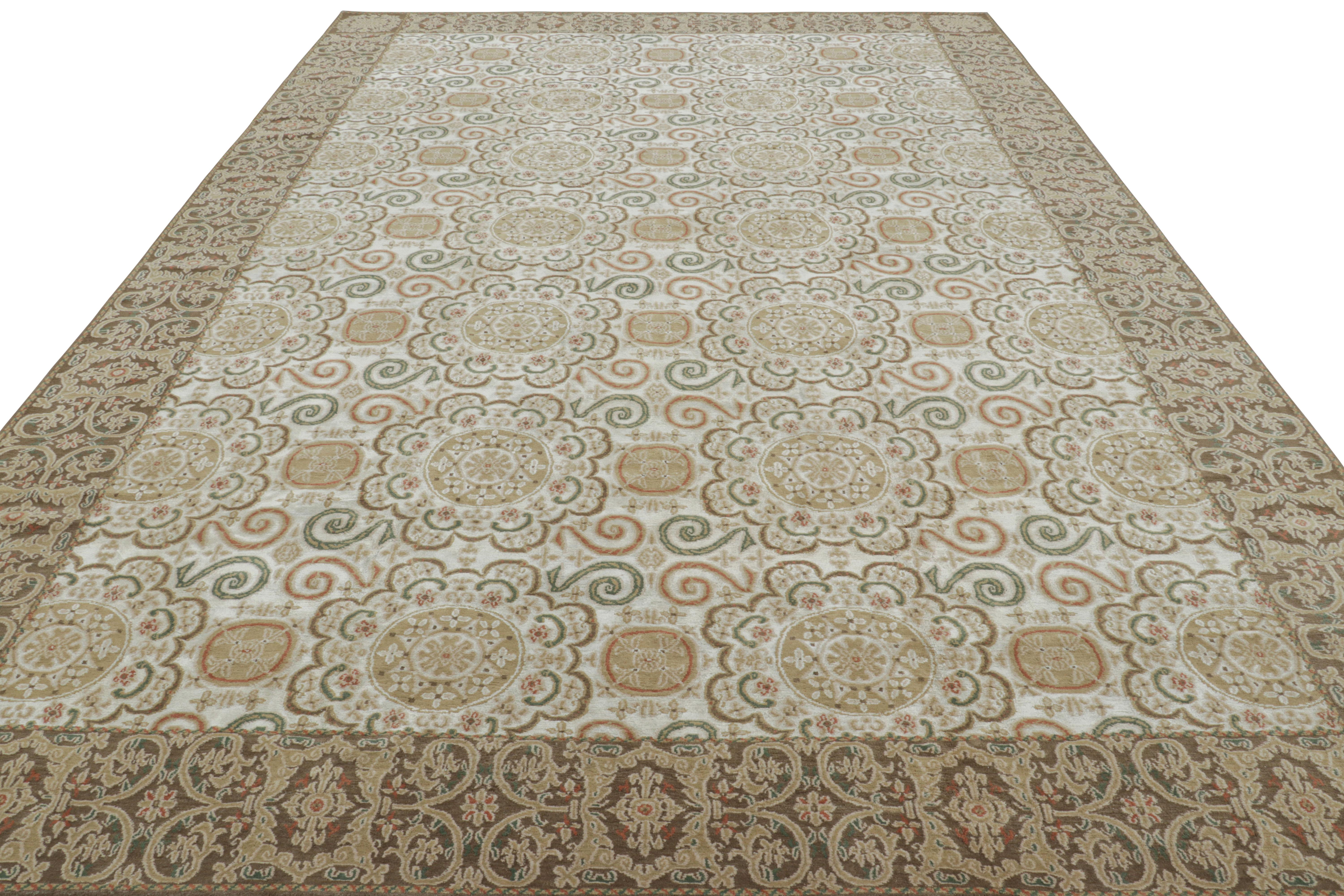 Annodato a mano Rug & Kilim è un tappeto in stile europeo in bianco-crema con medaglioni in verde e beige in vendita