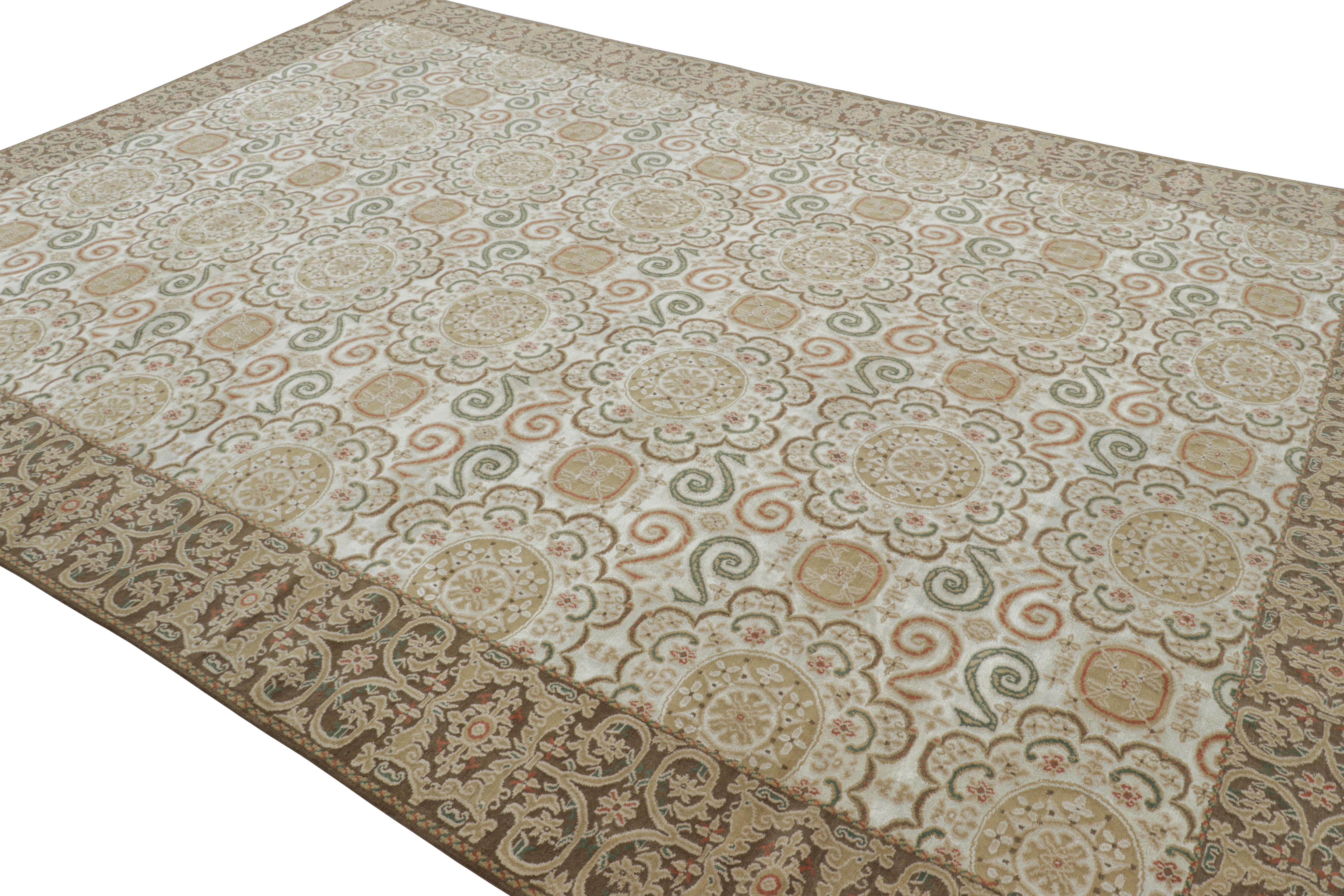 Rug & Kilim è un tappeto in stile europeo in bianco-crema con medaglioni in verde e beige In condizioni Nuovo in vendita a Long Island City, NY