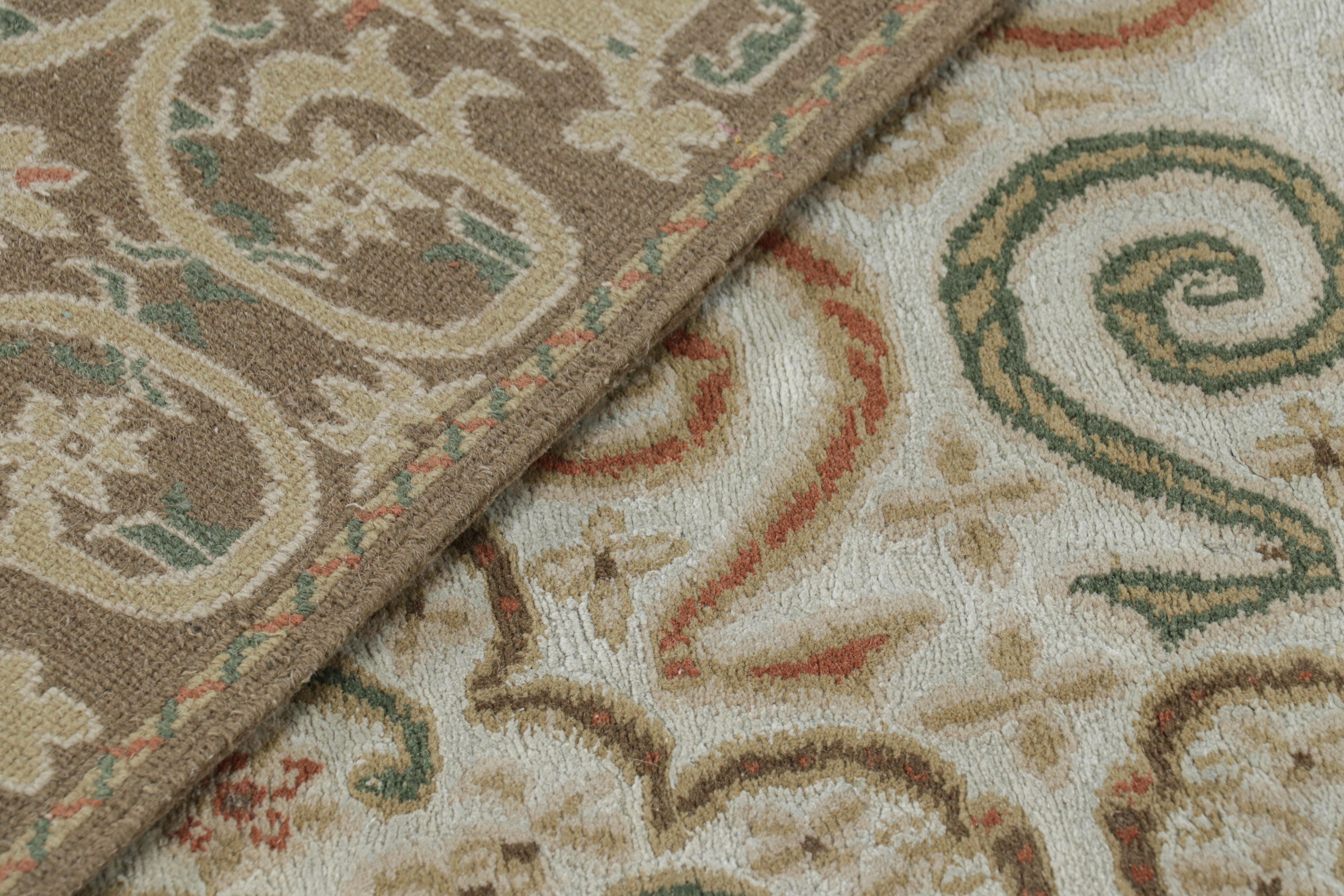 Lana Rug & Kilim è un tappeto in stile europeo in bianco-crema con medaglioni in verde e beige in vendita