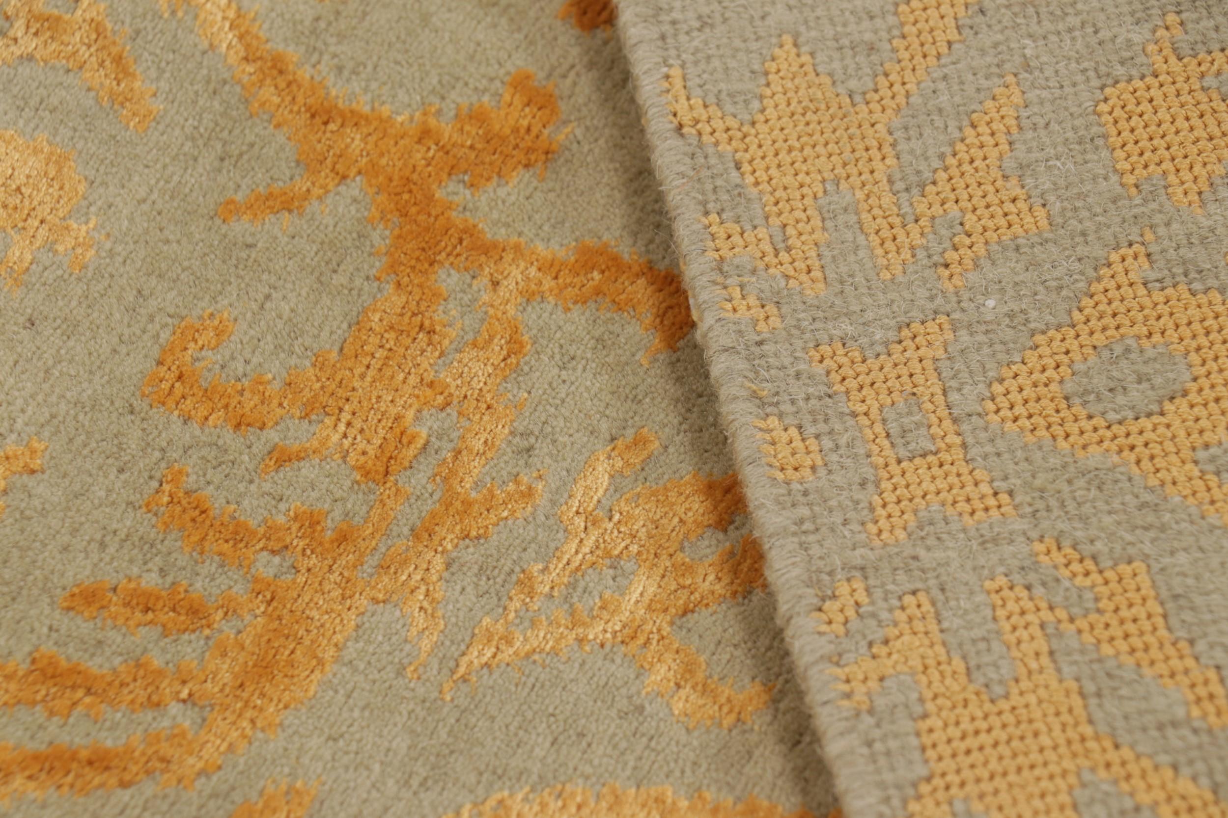 Alfombra de estilo europeo Rug & Kilim con diseño arabesco dorado y verde en venta 2