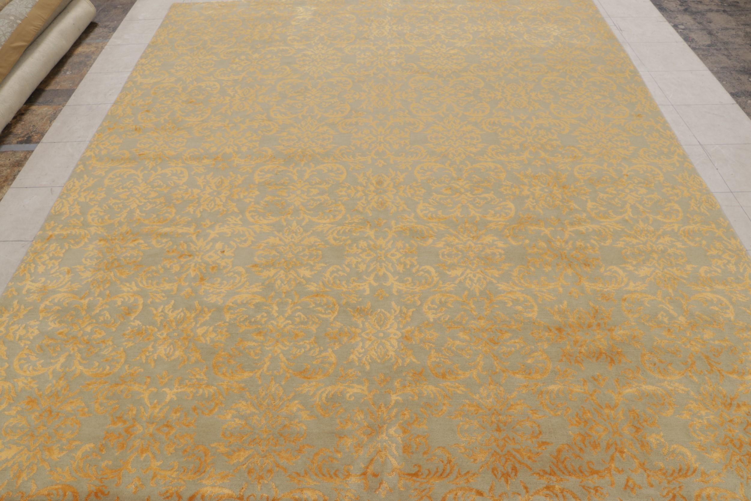 Anudada a mano en lana y seda natural, esta alfombra de transición de 8 x 10 es una adición a la colección de alfombras europeas de Rug & Kilim, llamada así cariñosamente por la inspiración procedente de los patrones de alfombras arabescas de larga