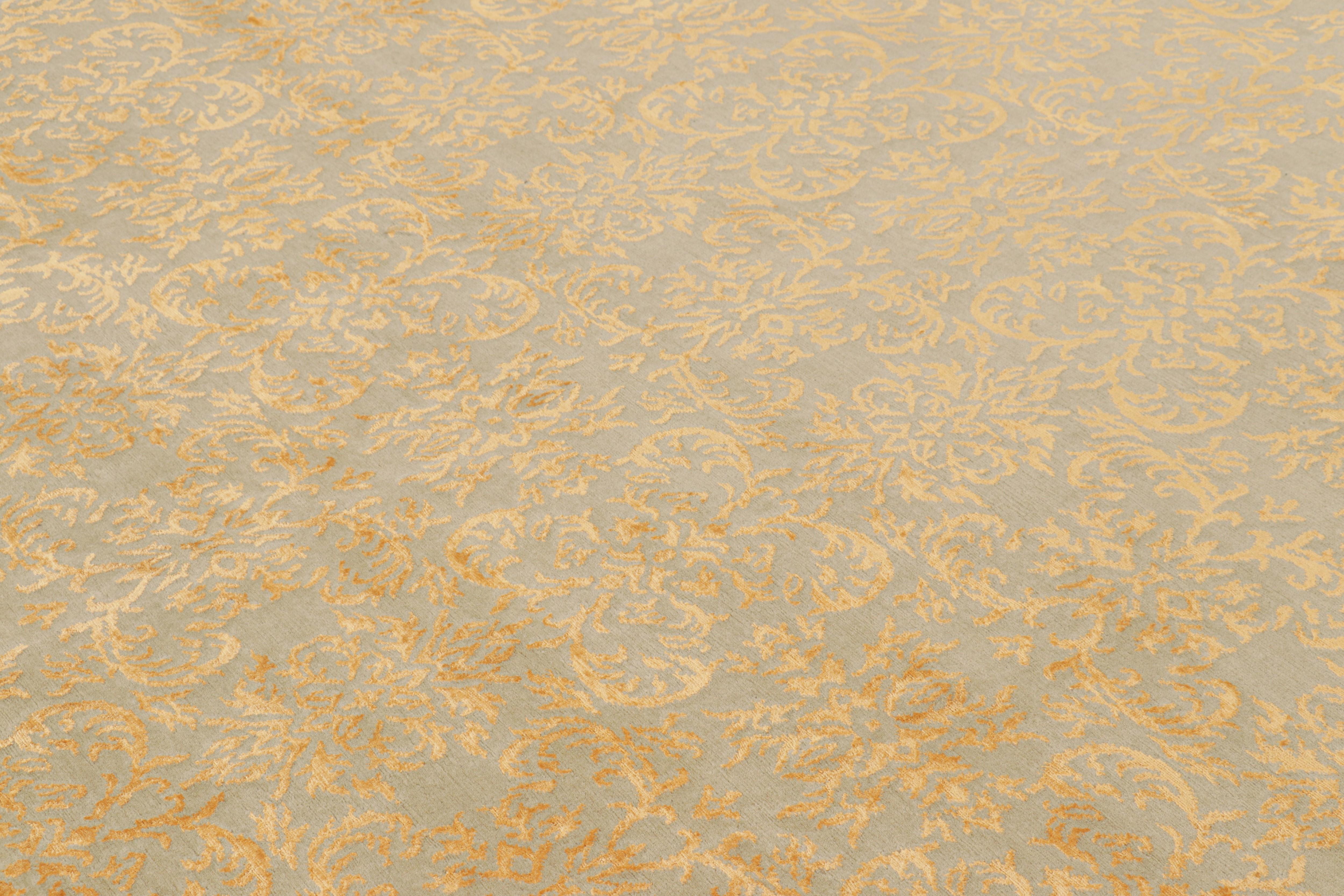 Noué à la main en laine et en soie naturelle, ce tapis de transition 8 x 10 vient s'ajouter à la collection de tapis européens de Rug & Kilim, affectueusement nommée en raison de l'inspiration tirée des motifs de tapis arabesques consacrés. 

Sur le