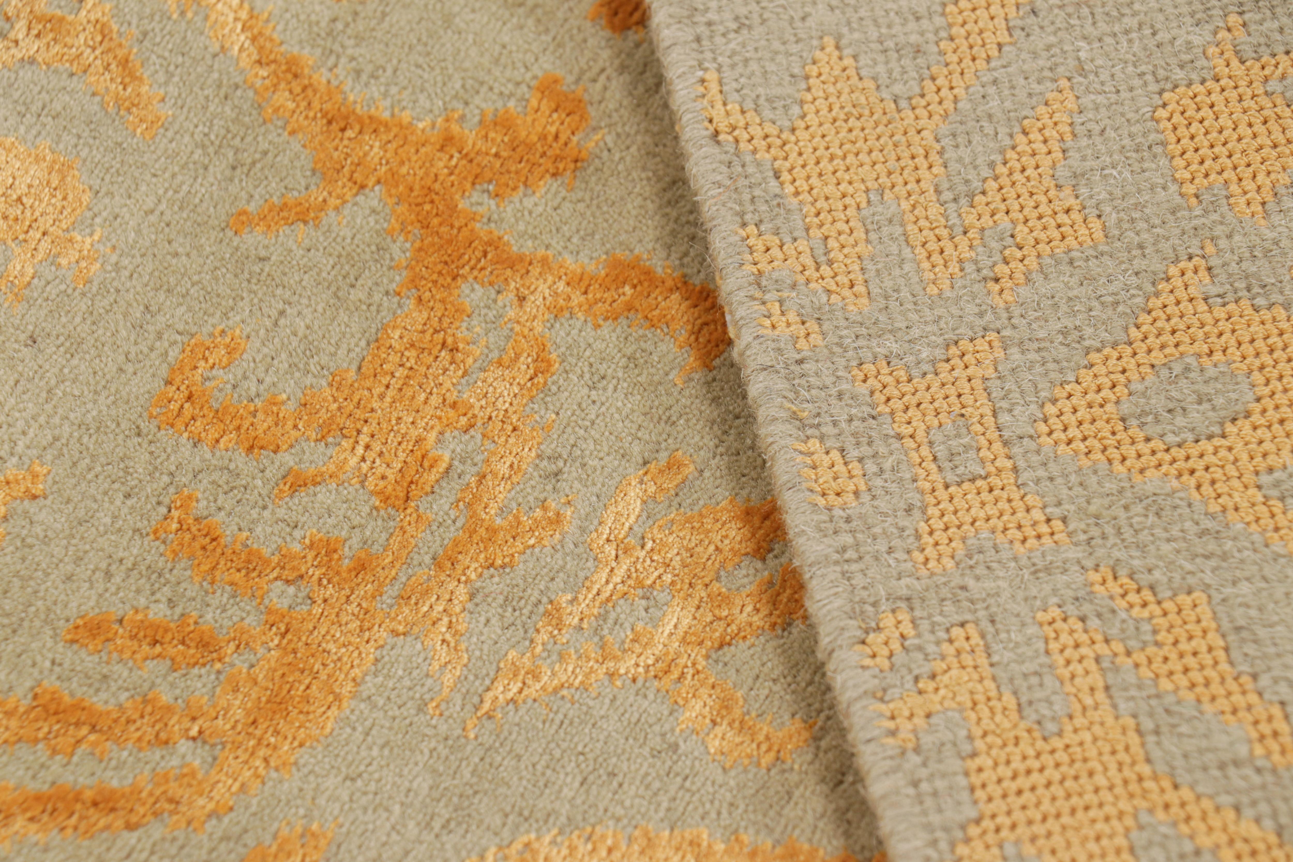 Lana Tappeto Rug & Kilim in stile europeo con motivo arabescato in oro e verde in vendita