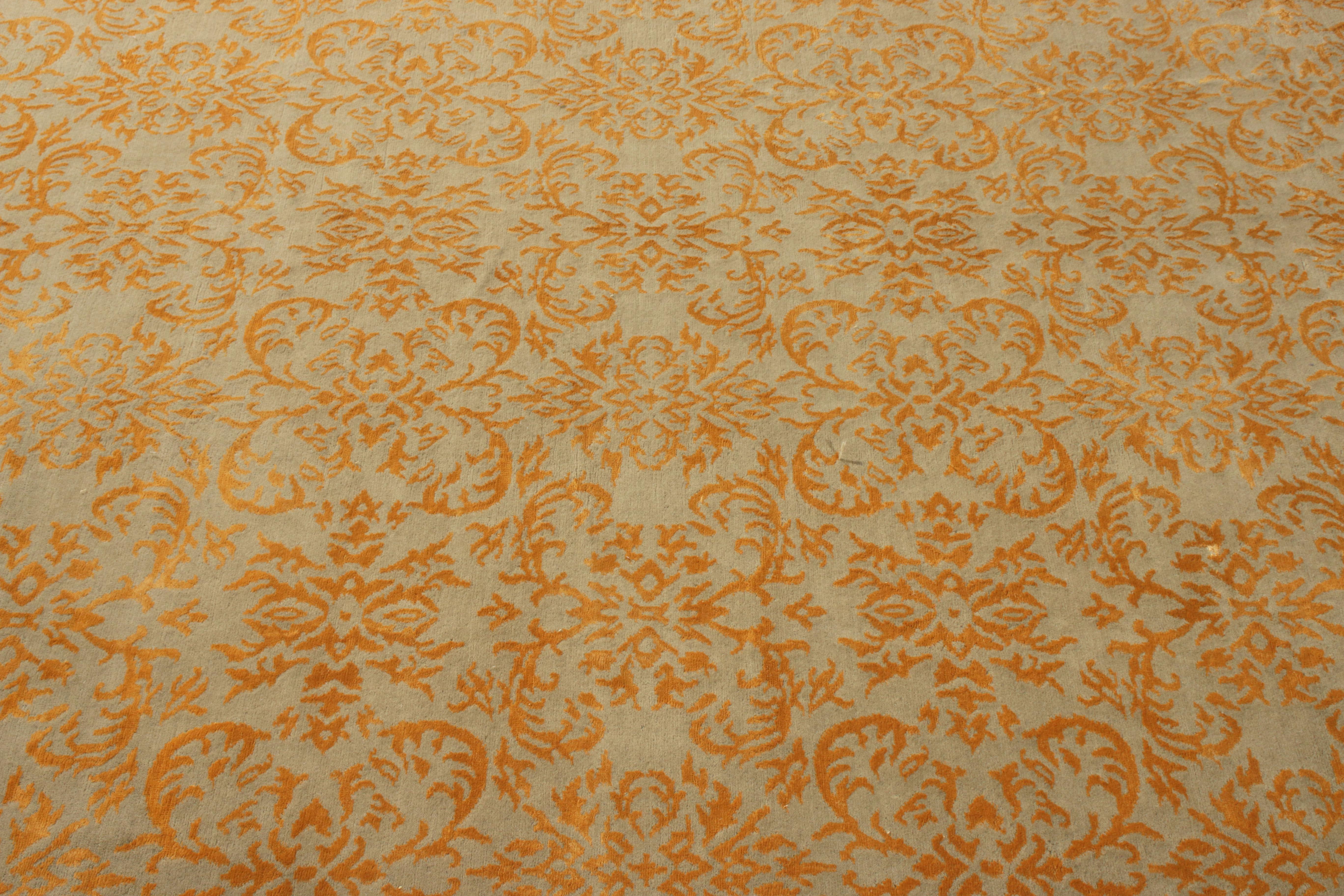 Espagnol Rug & Kilim's European Style Rug in Gold and Green Arabesque Pattern (tapis de style européen à motifs arabesques dorés et verts) en vente