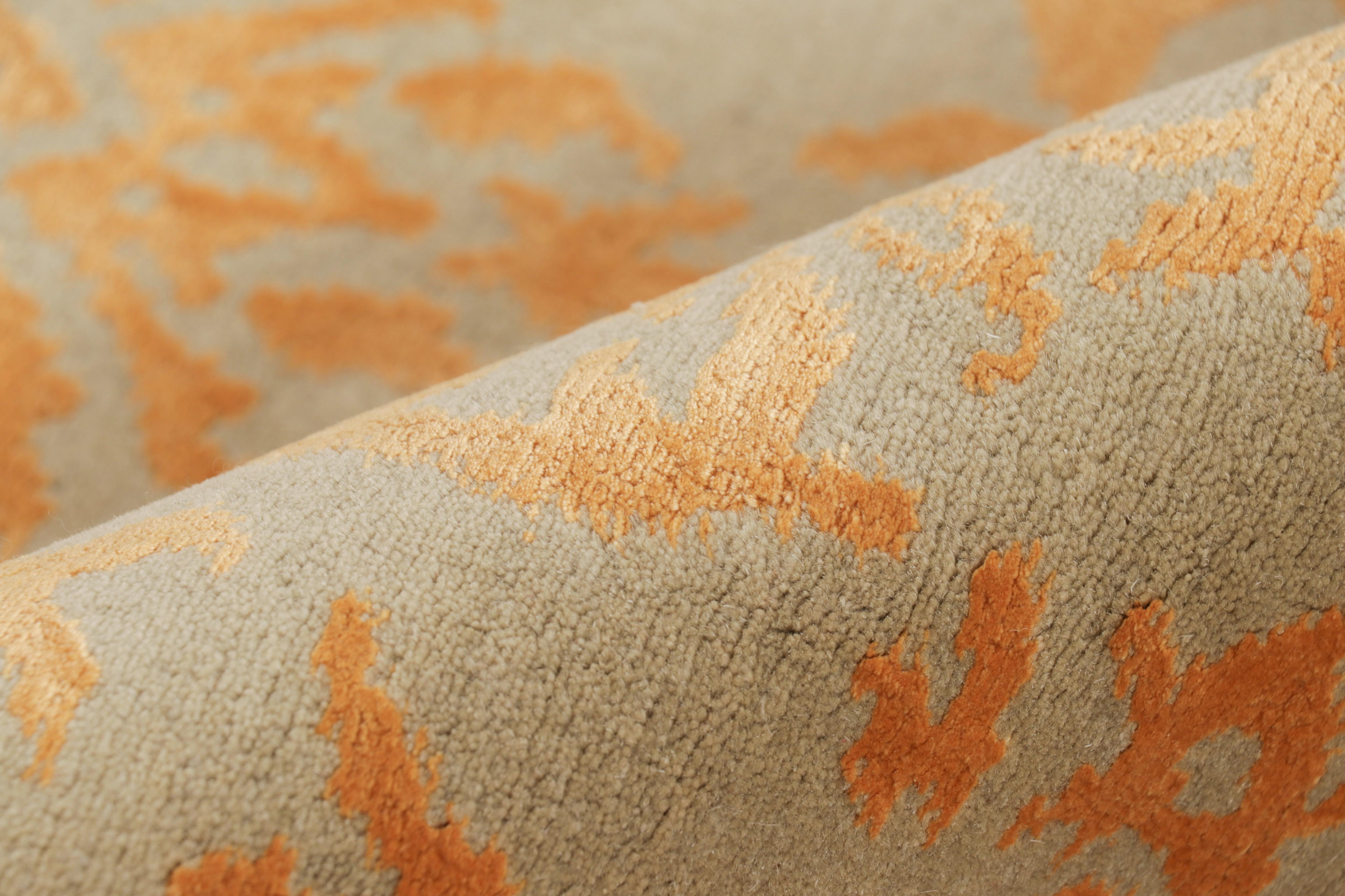 XXI secolo e contemporaneo Tappeto Rug & Kilim in stile europeo con motivo arabescato in oro e verde in vendita