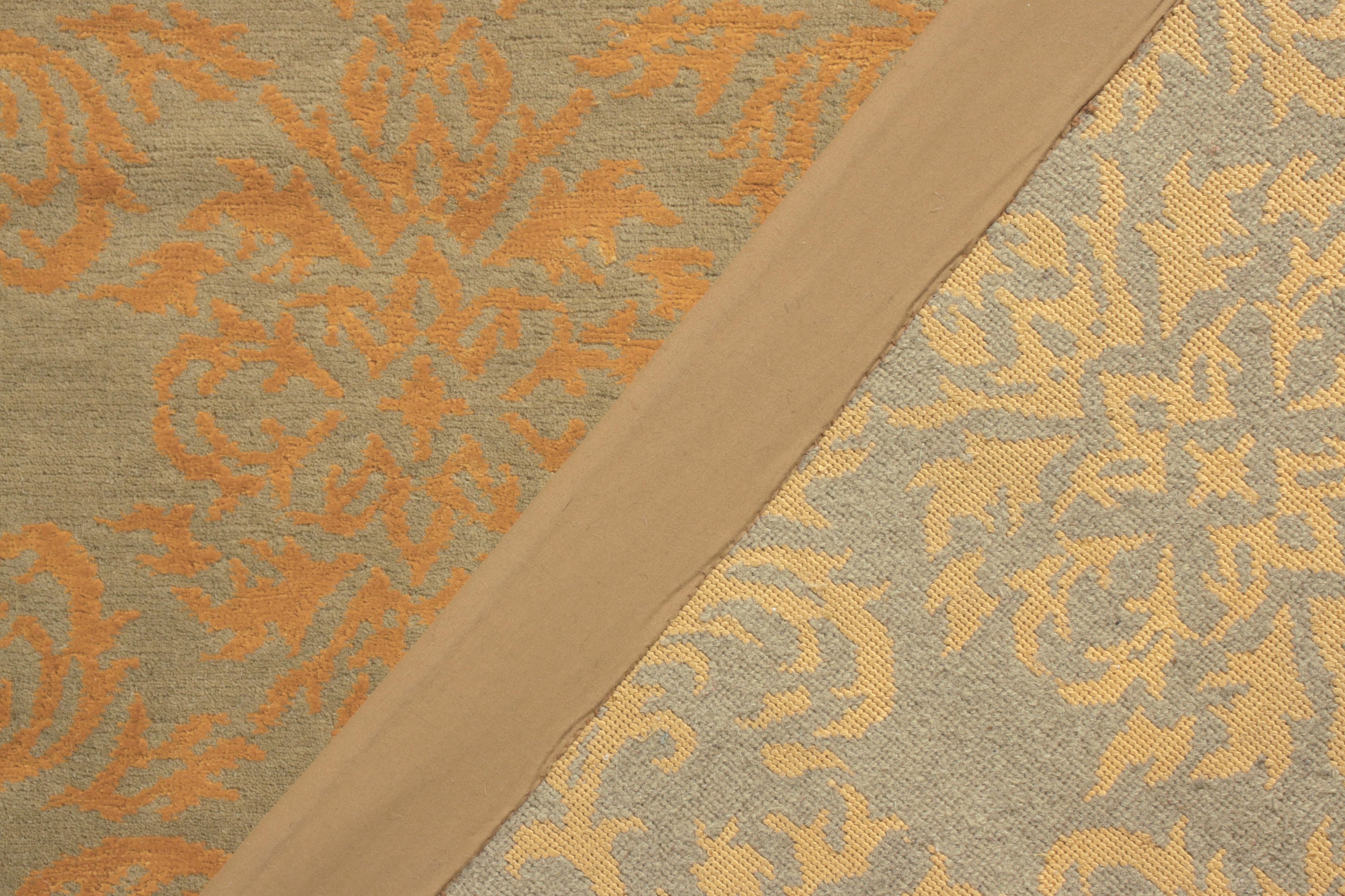 Noué à la main Rug & Kilim's European Style Rug in Gold and Green Arabesque Pattern (tapis de style européen à motifs arabesques dorés et verts) en vente