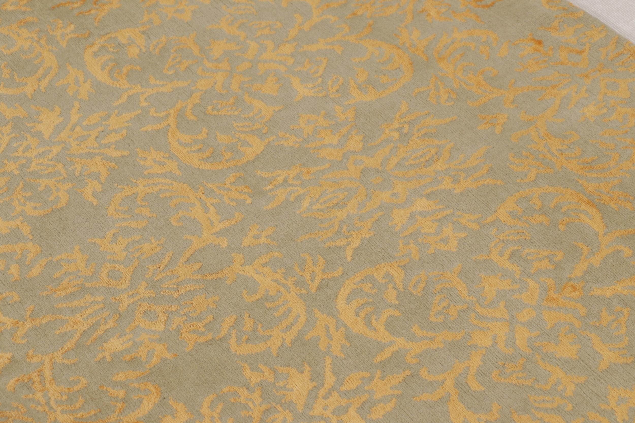 Annodato a mano Tappeto Rug & Kilim in stile europeo con motivo arabescato in oro e verde in vendita