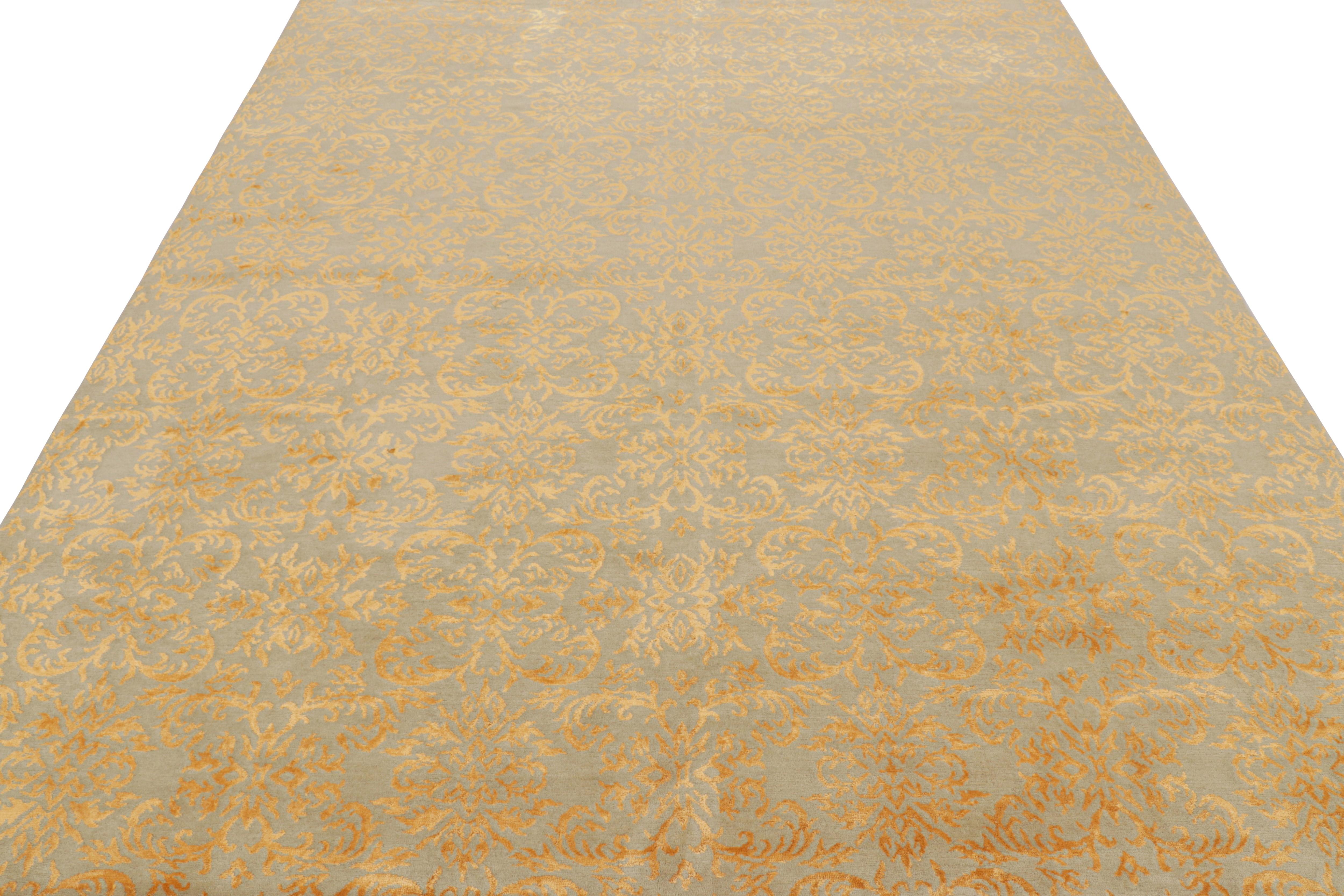 Noué à la main Rug & Kilim's European Style Rug in Gold and Green Arabesque Pattern (tapis de style européen à motifs arabesques dorés et verts) en vente