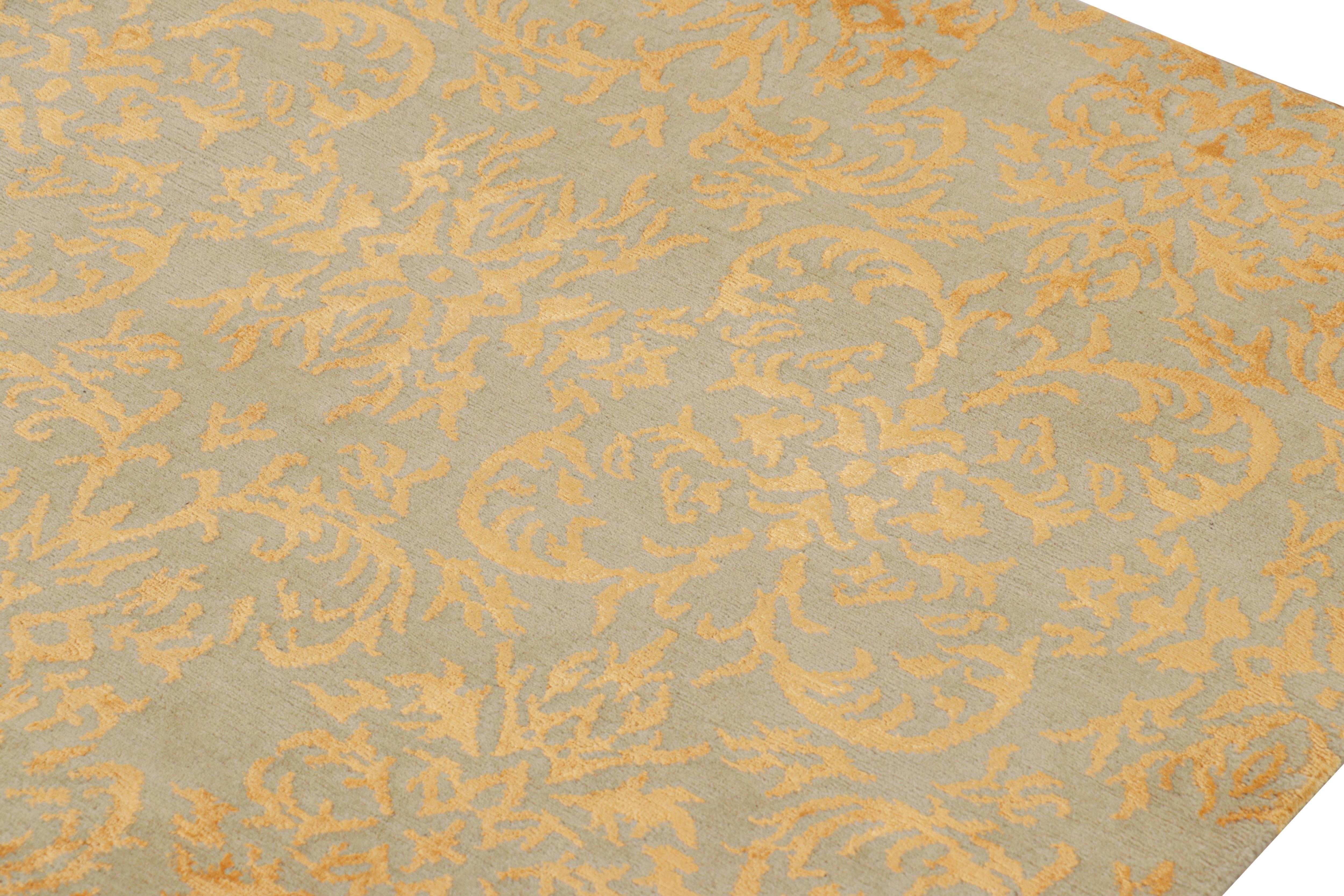 Rug & Kilim's European Style Rug in Gold and Green Arabesque Pattern (tapis de style européen à motifs arabesques dorés et verts) Neuf - En vente à Long Island City, NY