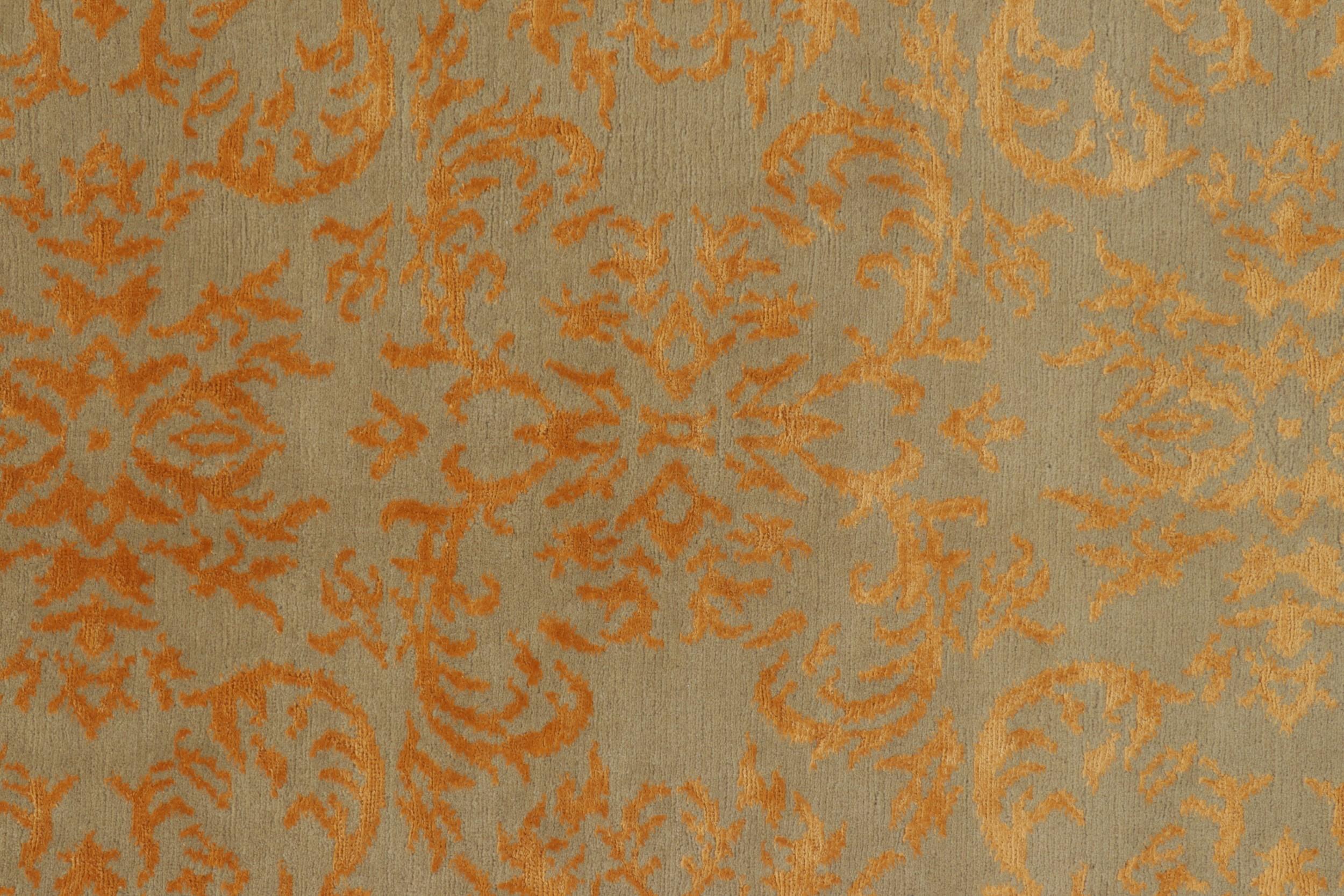 Alfombra de estilo europeo Rug & Kilim con diseño arabesco dorado y verde Siglo XXI y contemporáneo en venta