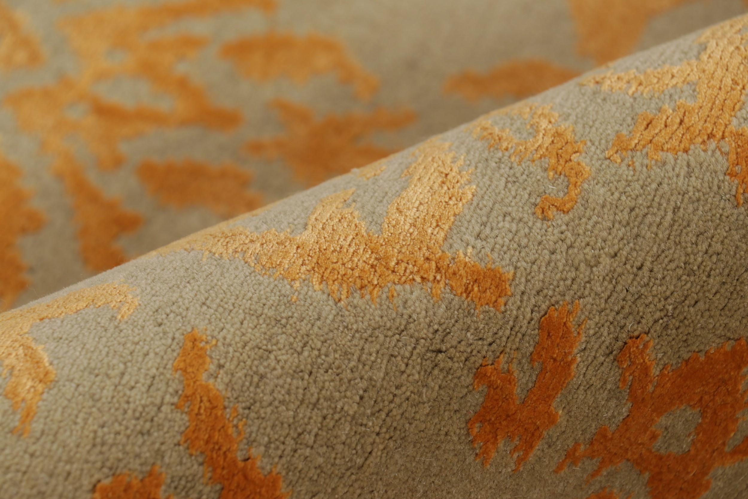 Tappeto Rug & Kilim in stile europeo con motivo arabescato in oro e verde in vendita 1