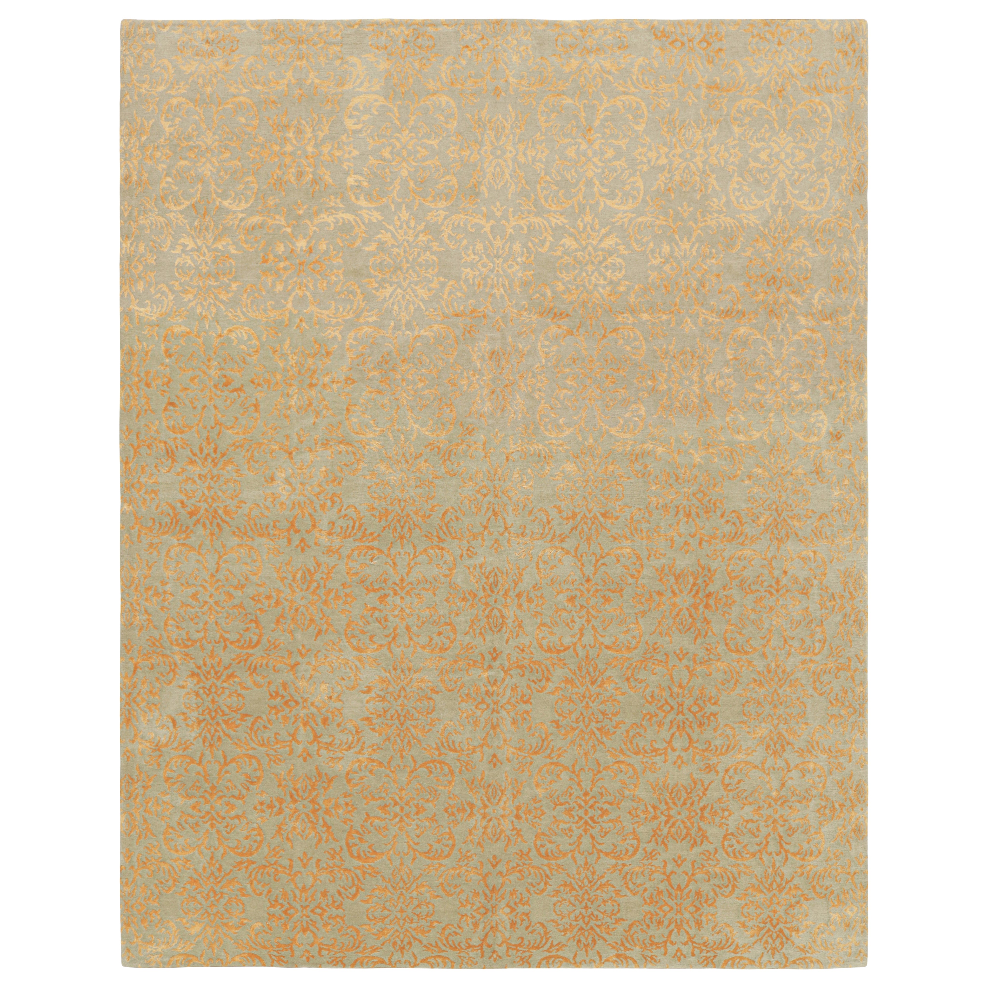 Rug & Kilim's European Style Rug in Gold and Green Arabesque Pattern (tapis de style européen à motifs arabesques dorés et verts)