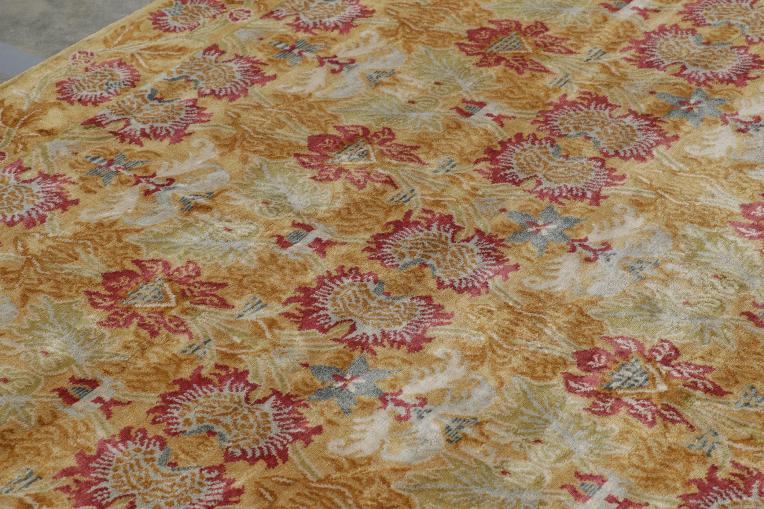 XXIe siècle et contemporain Tapis & Kilims Tapis de style européen en or et rouge à motifs floraux sur toute la surface en vente