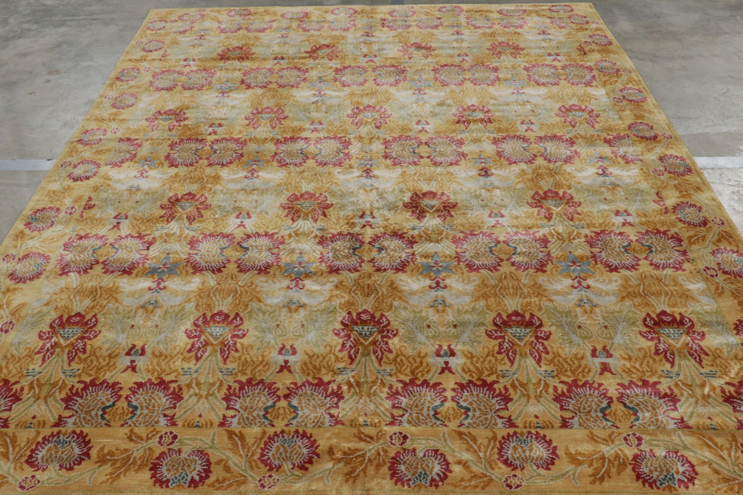 Annodato a mano in una miscela unica di seta e lana naturali, questo tappeto di transizione 8 x 10 è un'aggiunta alla collezione di tappeti europei di Rug & Kilim, affettuosamente chiamata così per l'ispirazione che proviene dagli antichi motivi dei