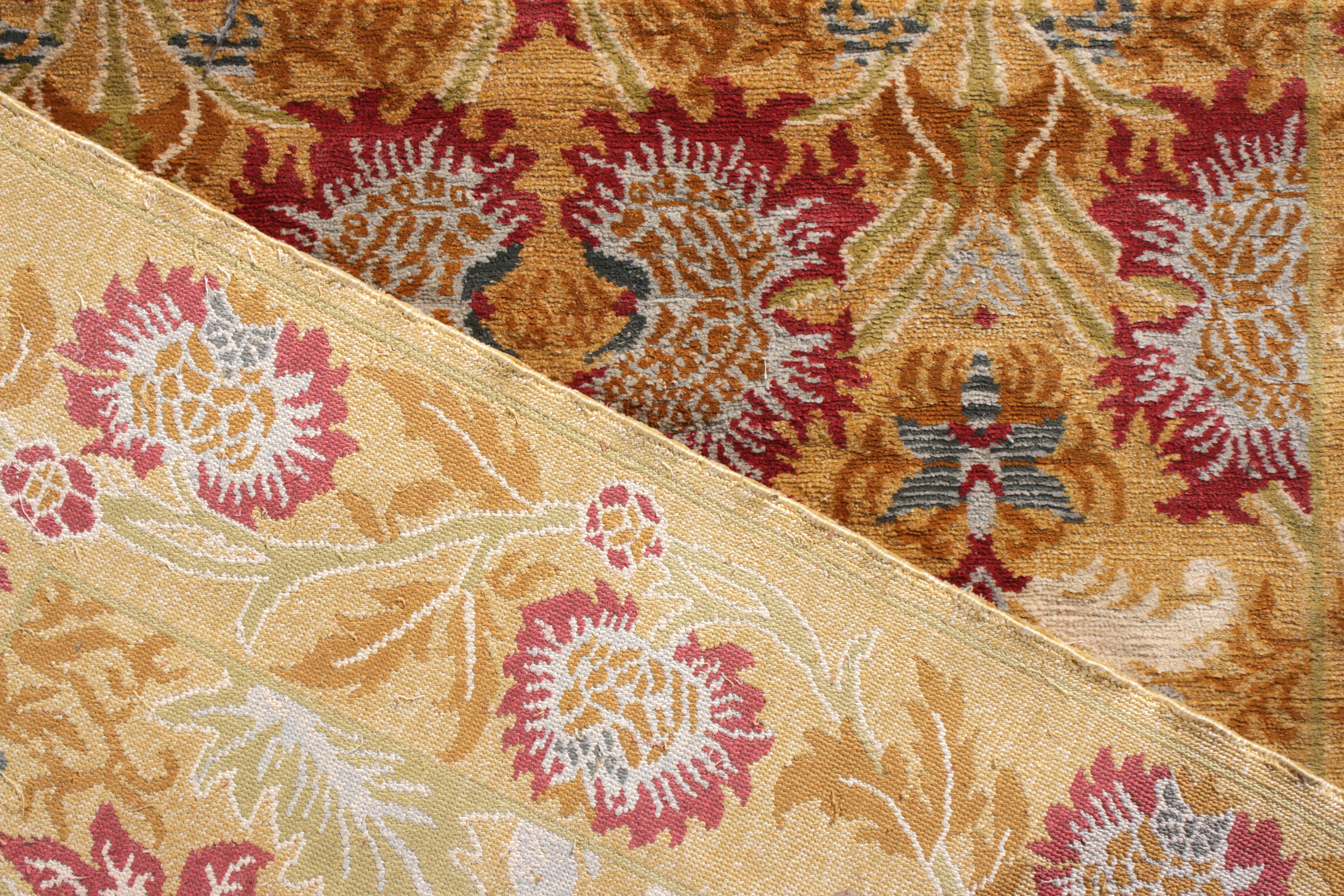 Tapis & Kilims Tapis de style européen en or et rouge à motifs floraux sur toute la surface Neuf - En vente à Long Island City, NY