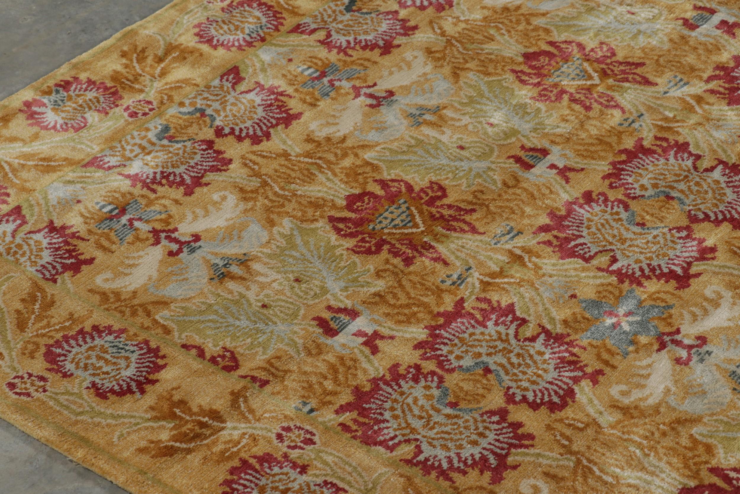 Noué à la main Tapis & Kilims Tapis de style européen en or et rouge à motifs floraux sur toute la surface en vente