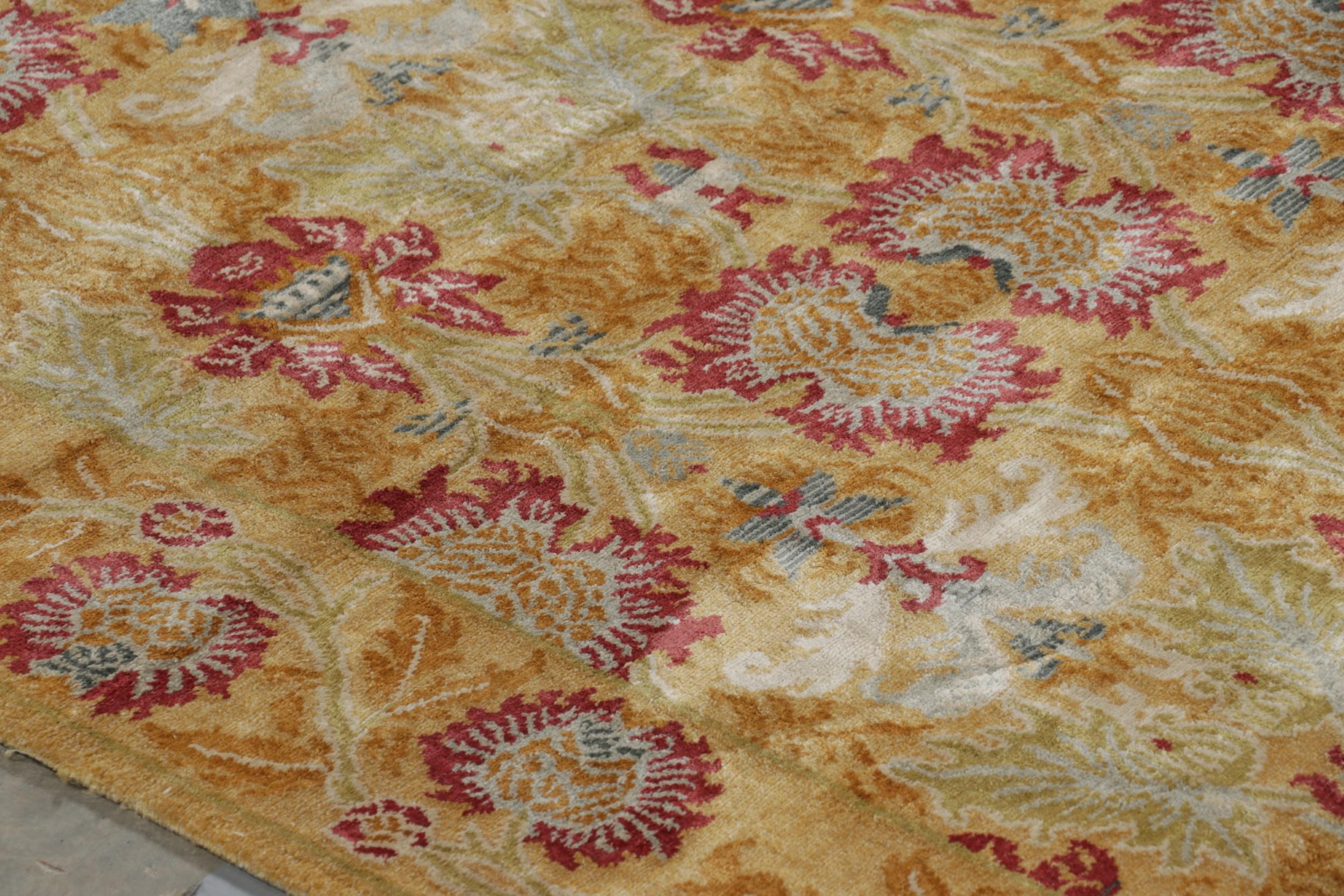 Tapis & Kilims Tapis de style européen en or et rouge à motifs floraux sur toute la surface Neuf - En vente à Long Island City, NY