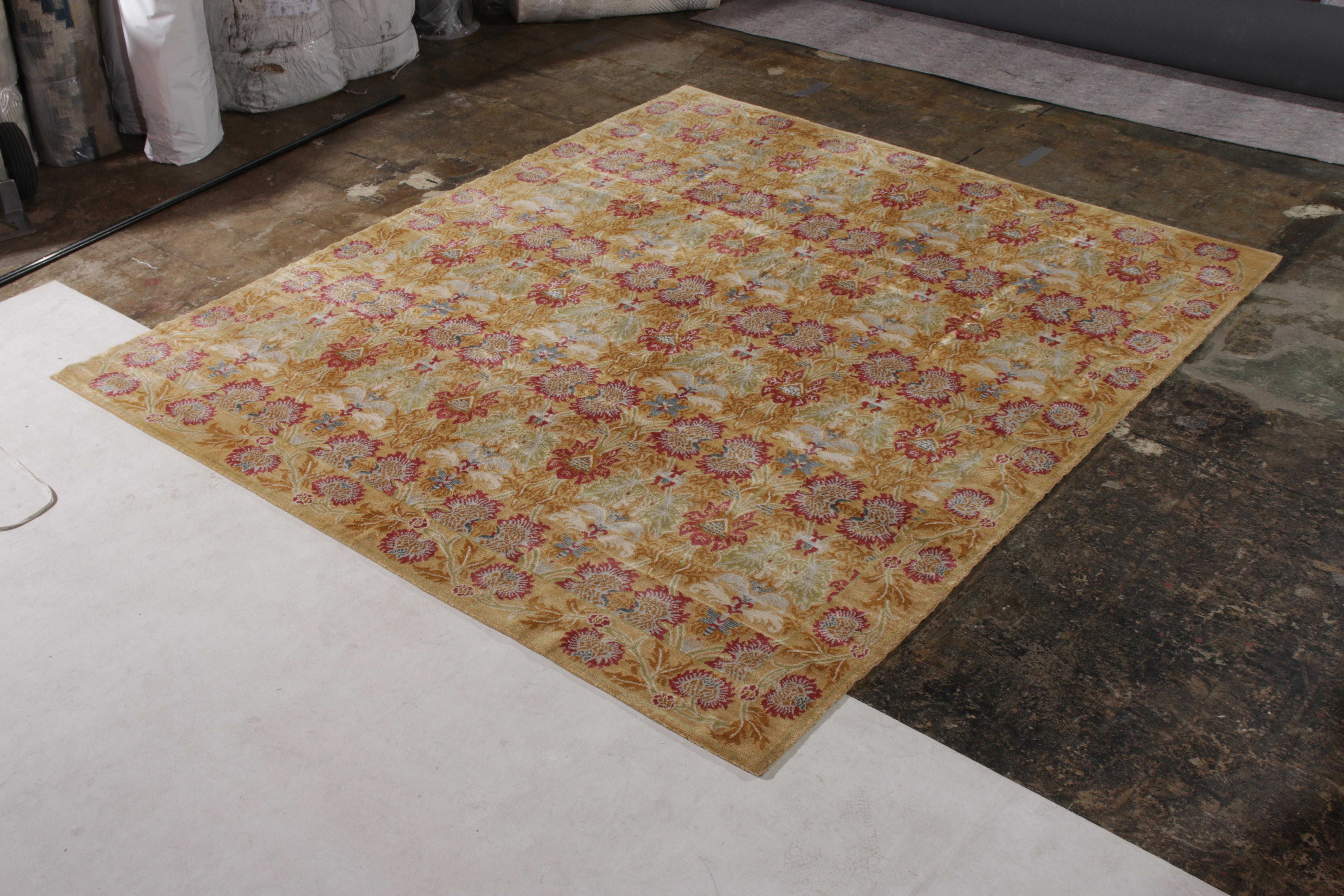 Dieser handgeknüpfte Seidenteppich im Format 8 x 10 ist eine Ergänzung der europäischen Teppichkollektion von Rug & Kilim, die liebevoll 