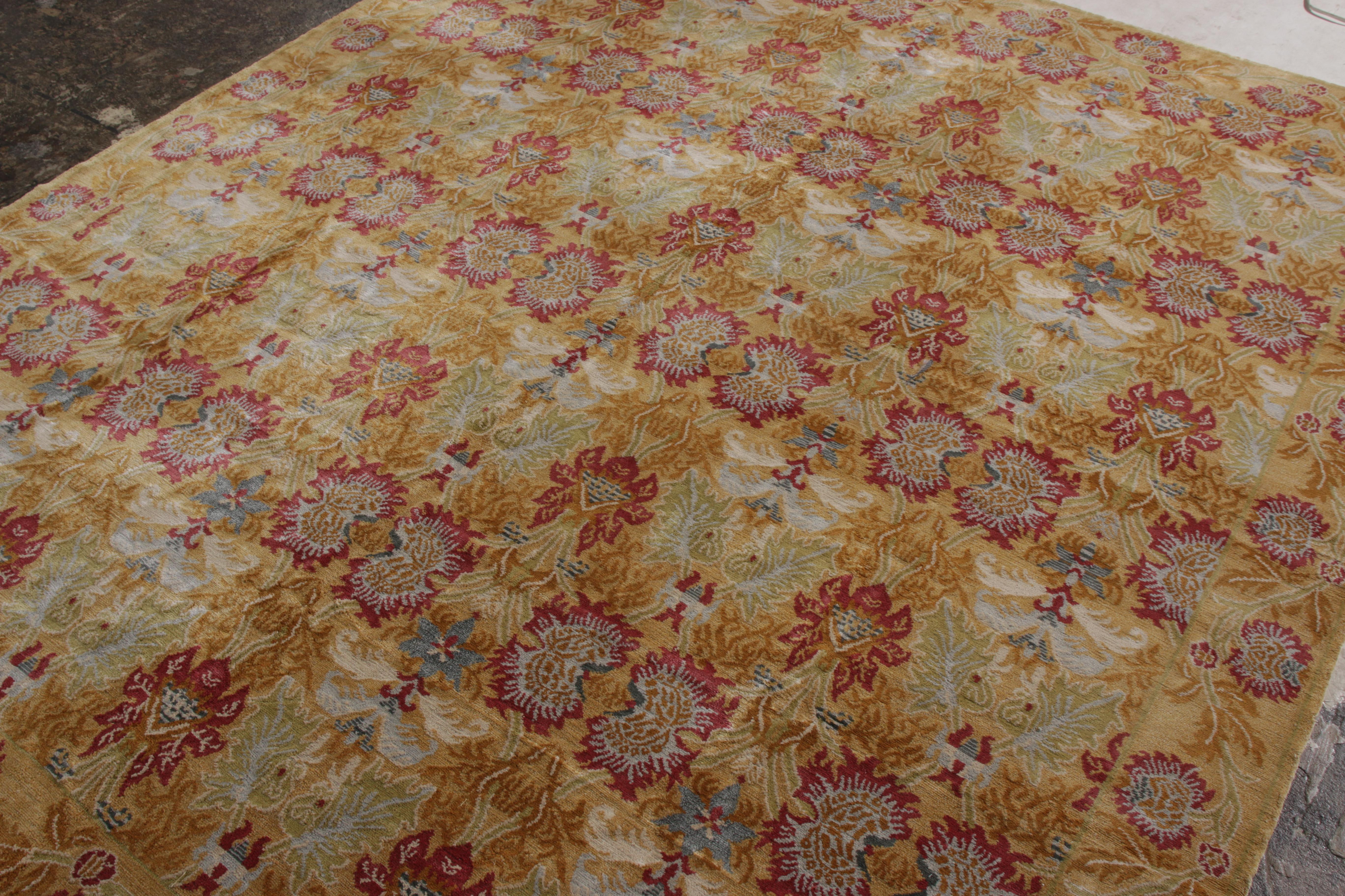 Espagnol Tapis & Kilims - Tapis de style européen à motifs floraux dorés et rouges en vente