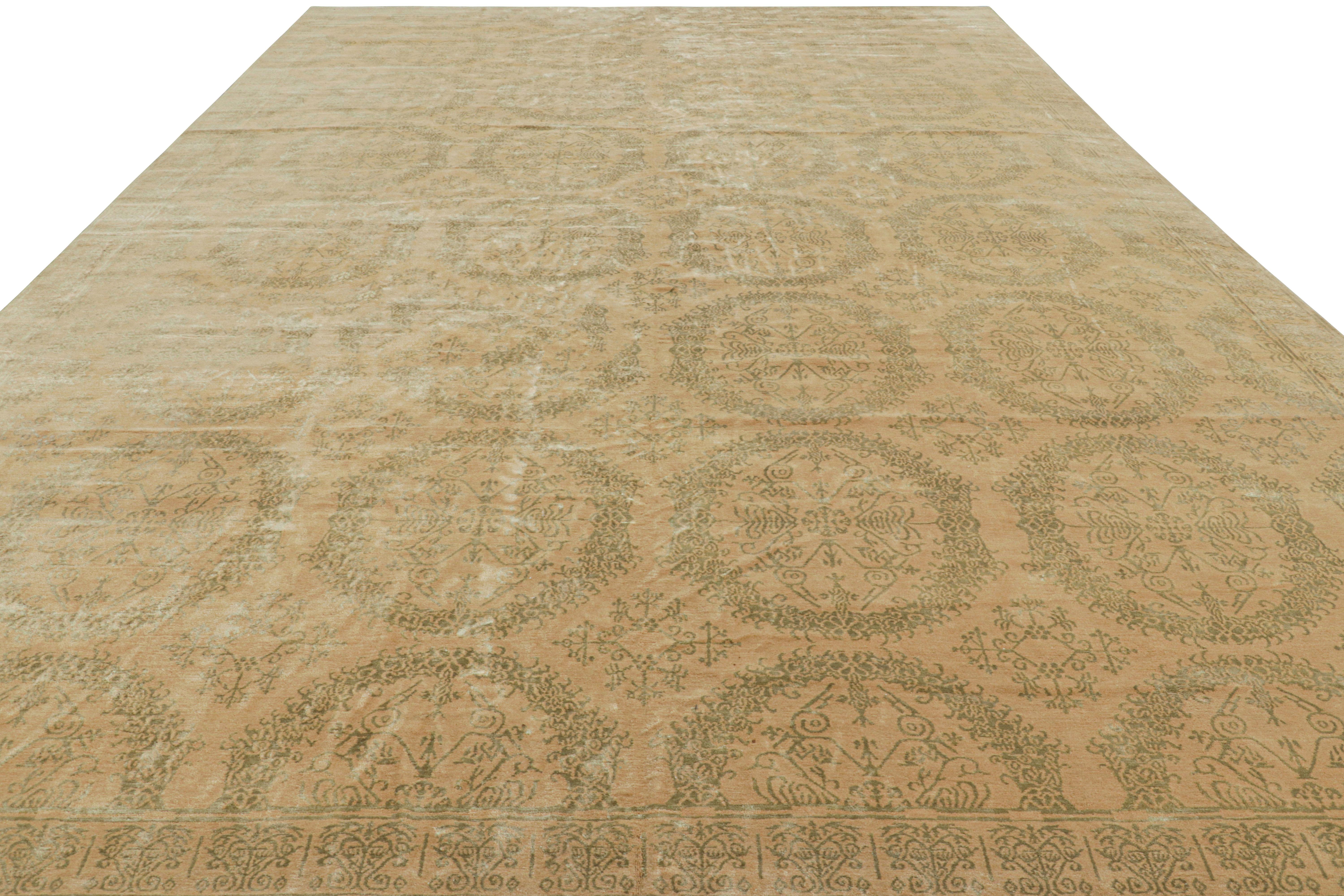 Rug & Kilim's Teppich im europäischen Stil in Gold mit Blumenmedaillons Catana (Nepalesisch) im Angebot
