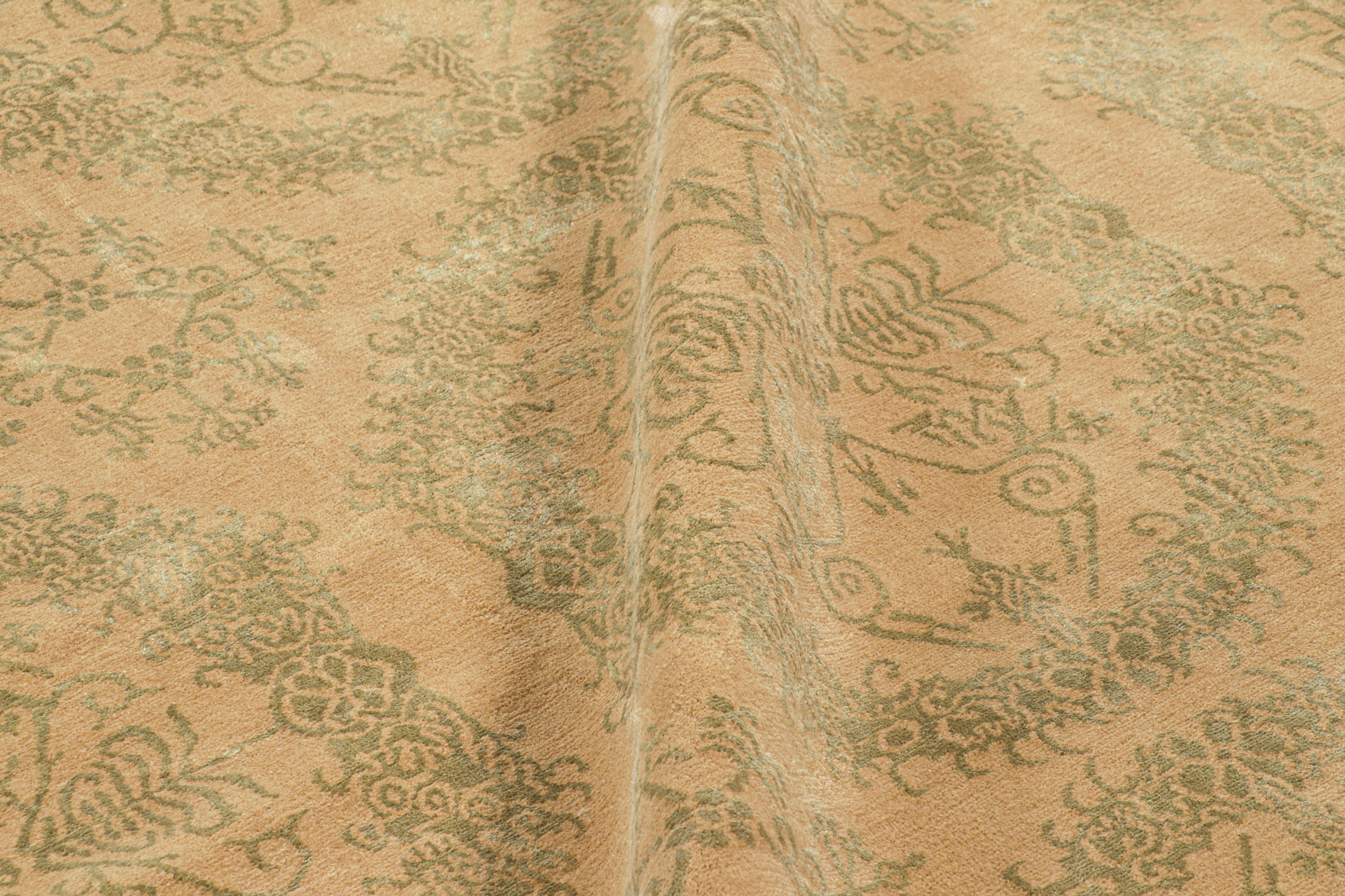 Rug & Kilim's Teppich im europäischen Stil in Gold mit Blumenmedaillons Catana (21. Jahrhundert und zeitgenössisch) im Angebot