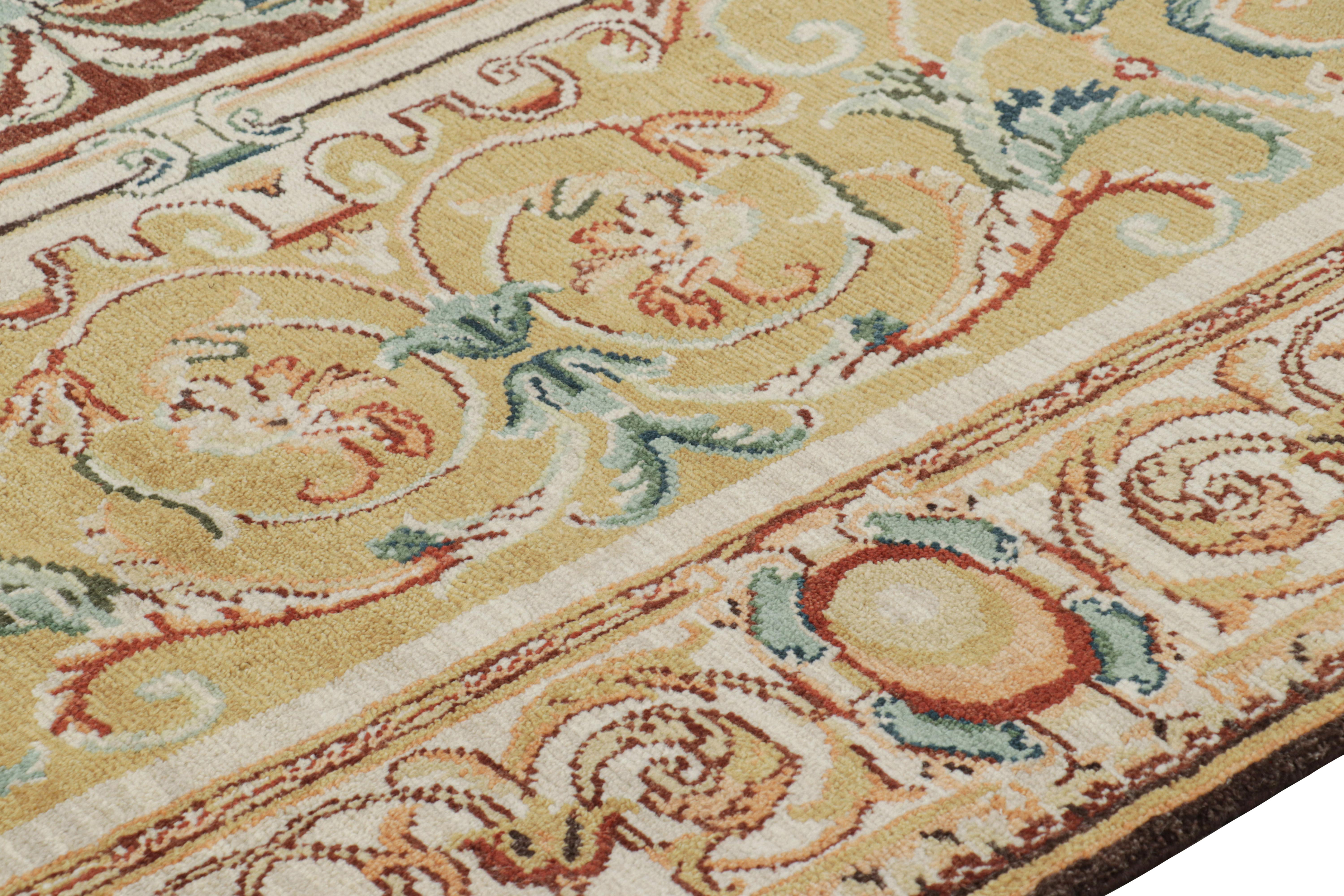 Art Déco Rug & Kilim - Tappeto in stile europeo in oro con motivi floreali e medaglione in vendita