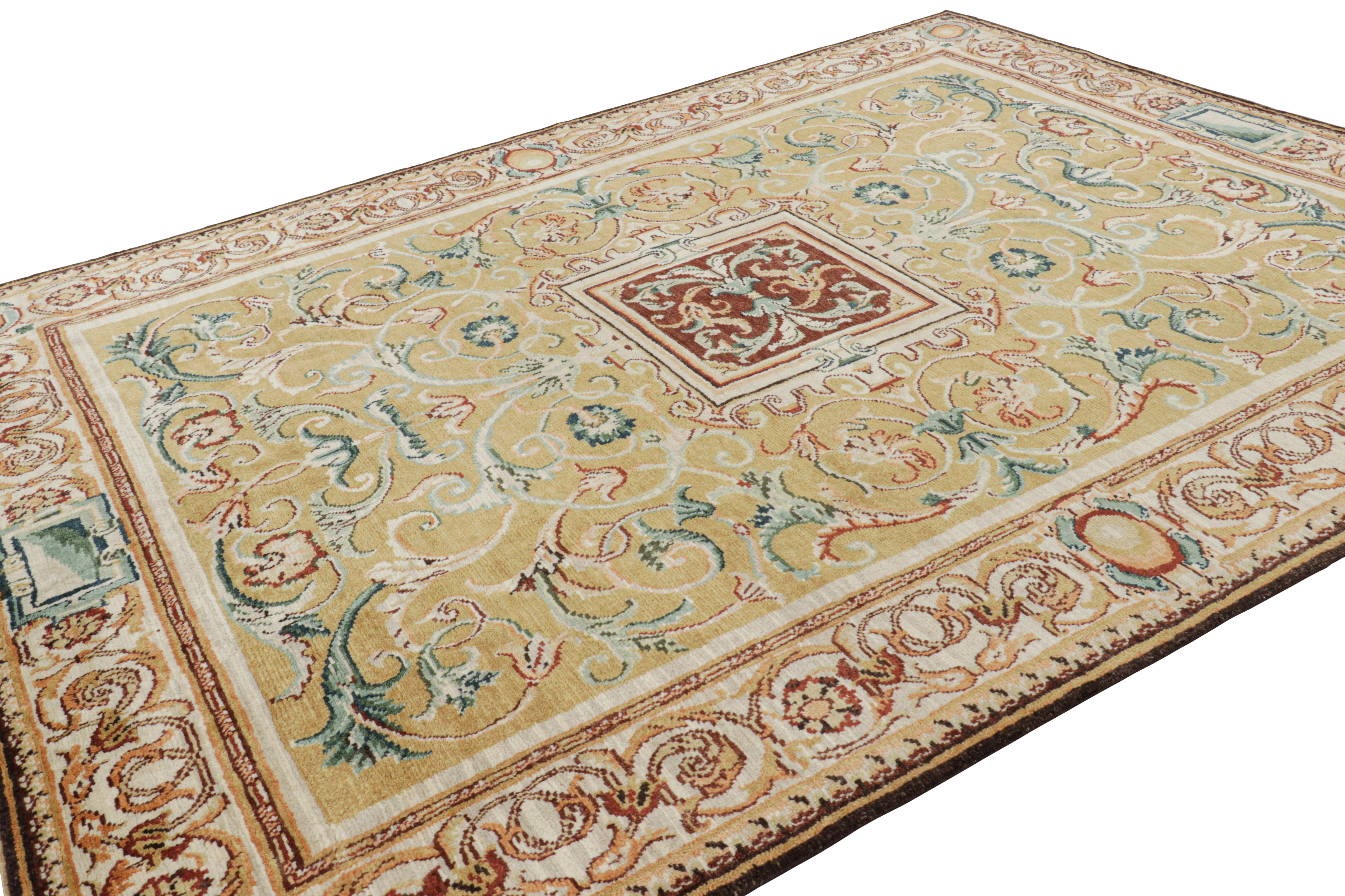 Indiano Rug & Kilim - Tappeto in stile europeo in oro con motivi floreali e medaglione in vendita